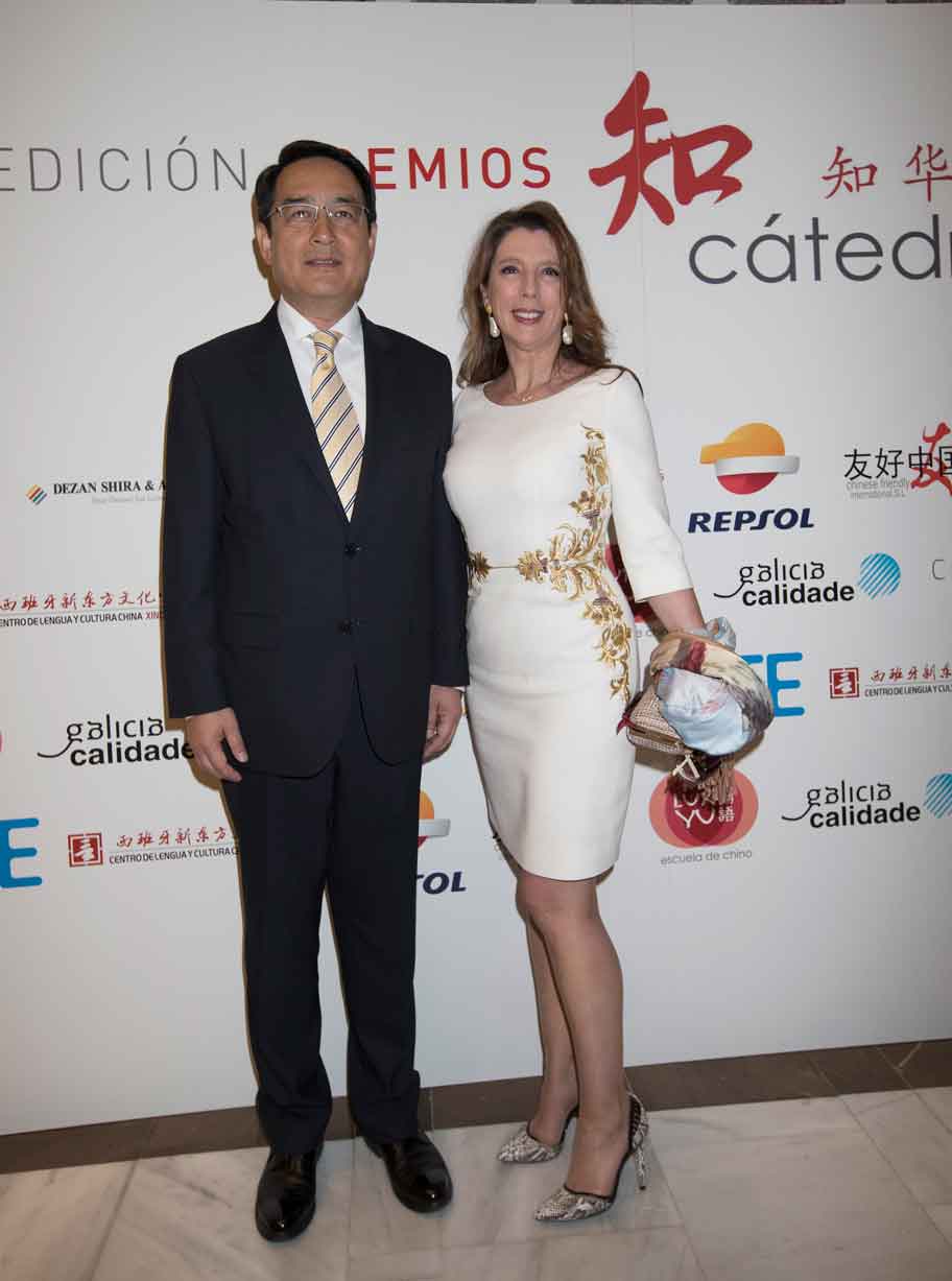 Ambassador-of-Peoples-Republic-of--China-in-Spain.-Dress-form-Chinese-Designer-Guo-Pei.jpg