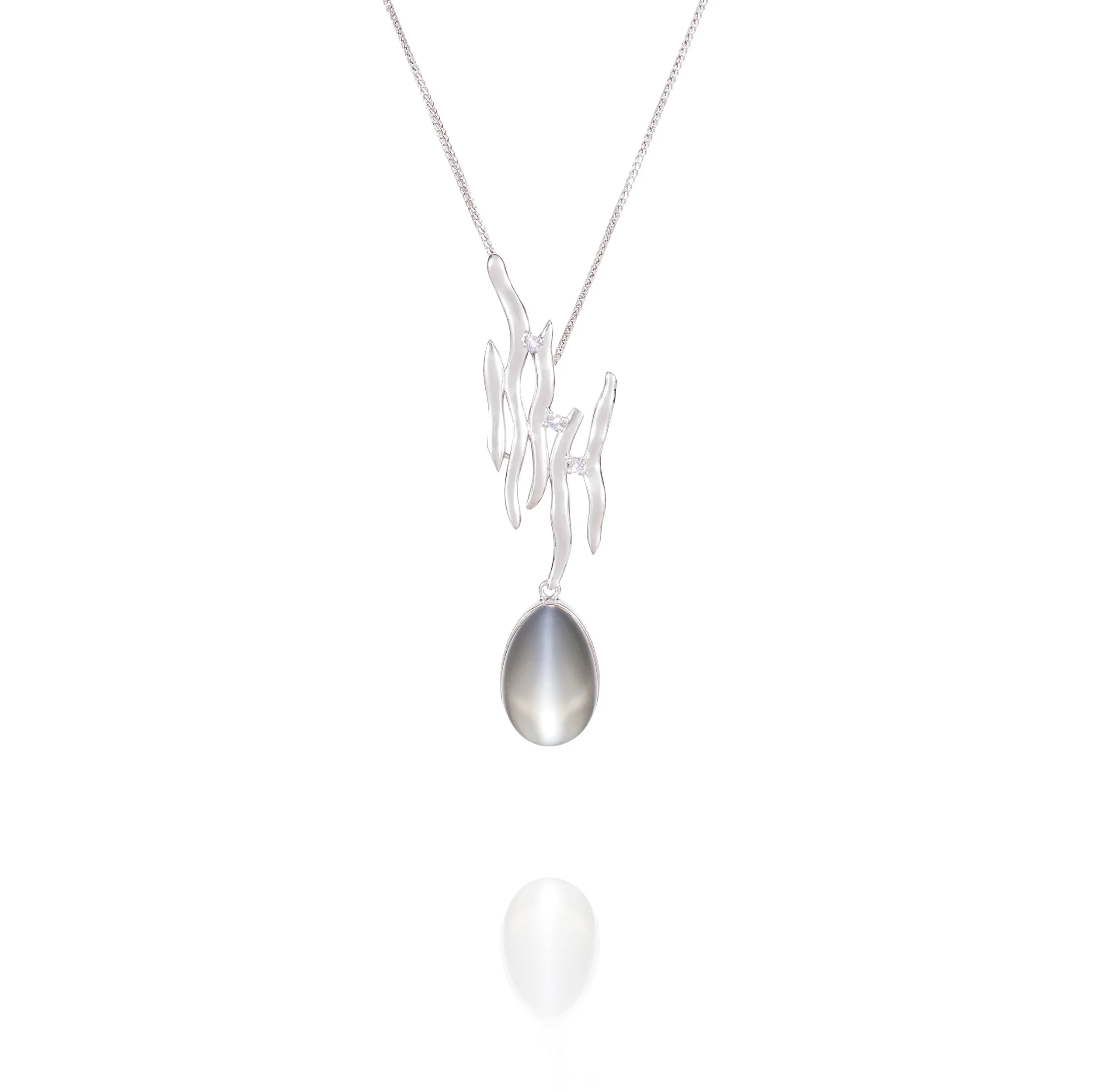 Cat´s eye moonstone from Myannmar, 18kts white gold and diamonds necklace