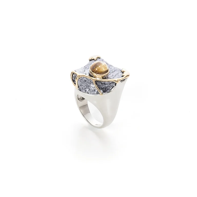 Silicium and rutilated quartz, 18kts yellow gold and 925 silver 18kts white gold plated ring.