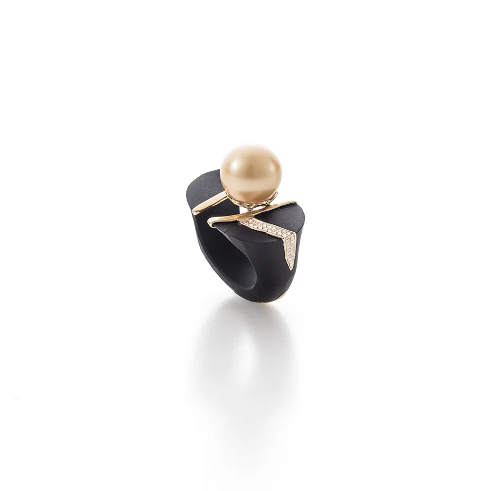 Natural South Sea golden pearl (13,5mm) with round brilliant cut diamonds, black jade, set in 18kts gold ring