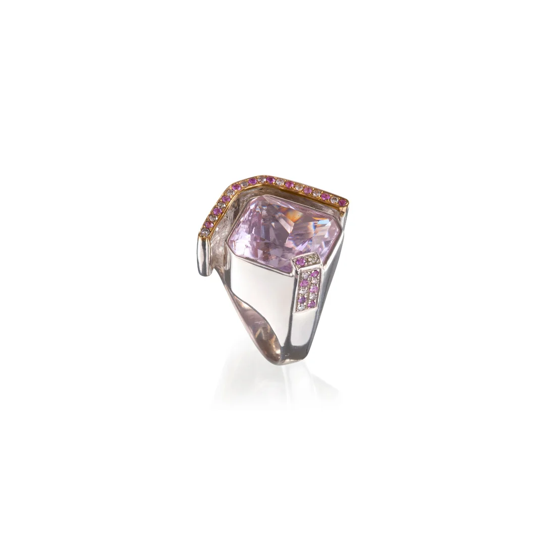 Kunzite (Brazil) with pink sapphire and diamond pavé, set in 18k yellow gold, on a 18k white gold-plated 925 silver ring