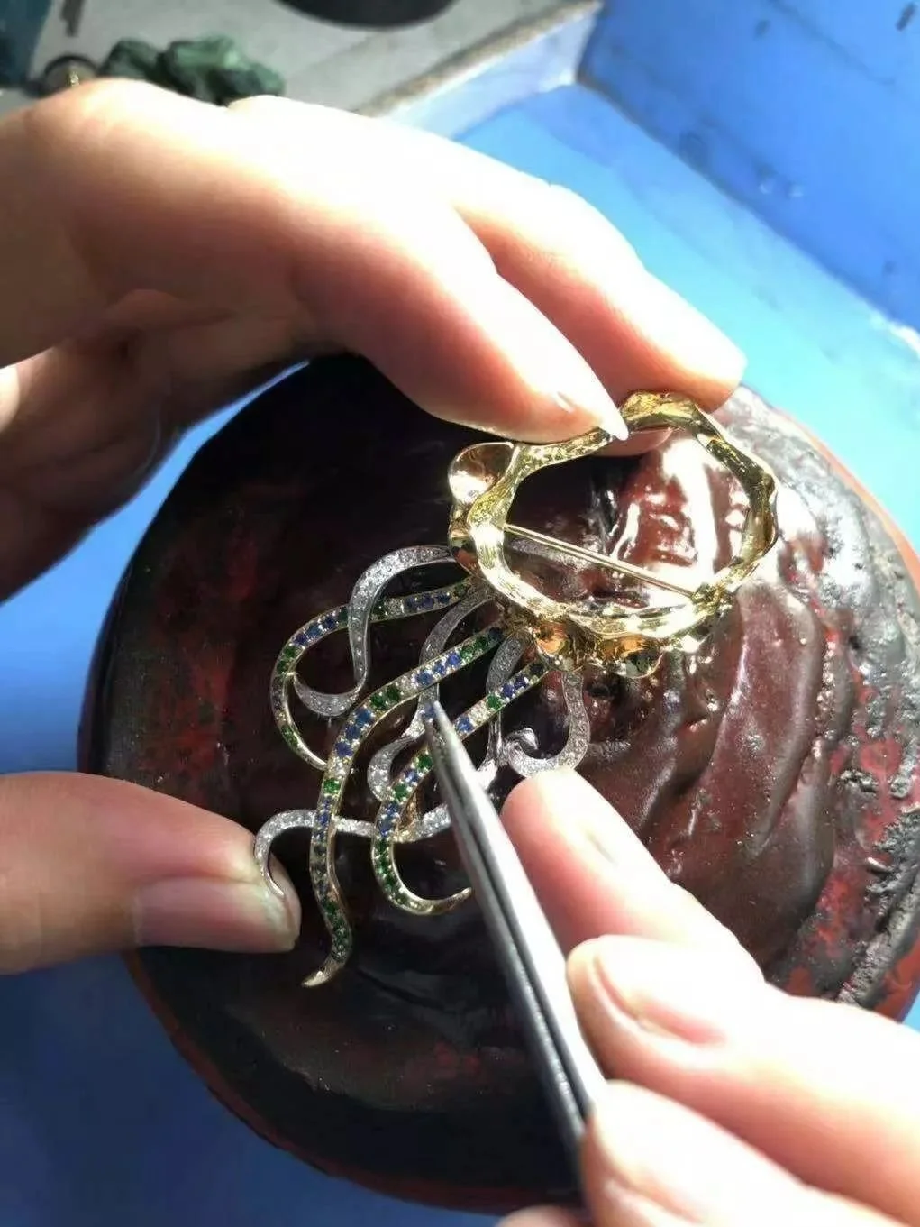 Setting the diamonds, sapphires and tsavorites