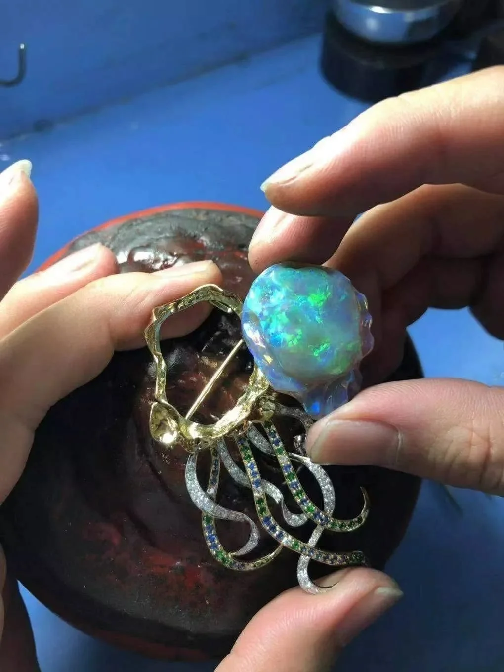 Setting the diamonds, sapphires and tsavorites