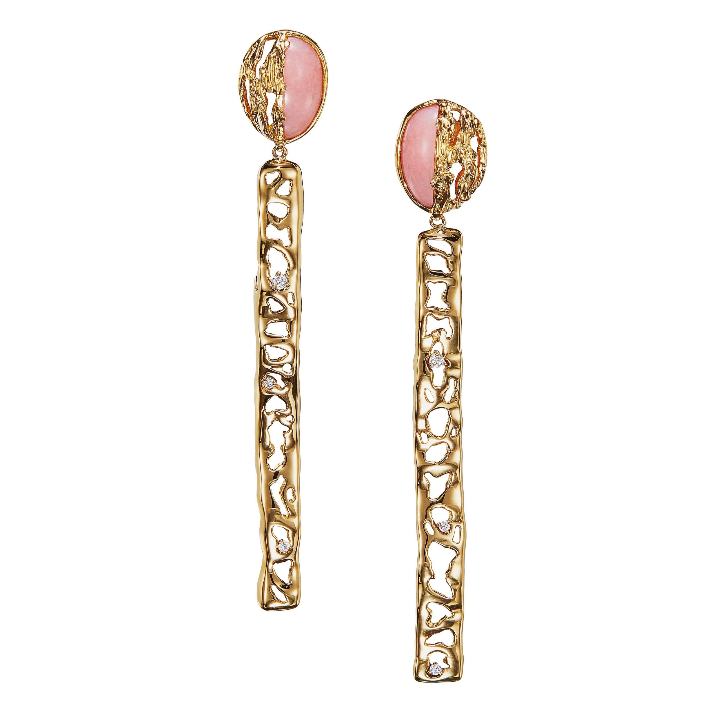 AR50-43Y%E5%BC%A7%E9%9D%A2%E5%9E%8B%E5%88%87%E5%89%B2%E7%B2%89%E6%AC%A7%E6%B3%8A%E3%80%81%E9%92%BB%E7%9F%B3%E3%80%81%E6%89%8B%E5%B7%A5%E9%9B%95%E5%88%BB18K%E9%BB%84%E9%87%91%E9%95%BF%E8%80%B3%E5%9D%A0Half-oval+pink+opal%2C+diamond+with+carved+18kt+gold+long+earrings.-W.jpg