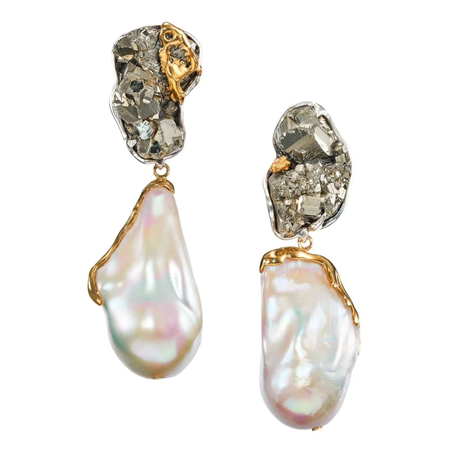 AR20-11SY.1.%E8%80%B3%E5%9D%A0%EF%BC%8C%E7%A7%98%E9%B2%81%E9%BB%84%E9%93%81%E7%9F%BF%E7%9F%B3%EF%BC%8C18k%E9%BB%84%E9%87%91%EF%BC%8C925%E9%93%B6%E9%95%8018k%E7%99%BD%E9%87%91%EF%BC%8C18k%E9%BB%84%E9%87%91%E9%95%B6%E5%B5%8C%E5%B7%B4%E6%B4%9B%E5%85%8B%E7%8F%8D%E7%8F%A0Earrings%2C+pyrite+from+Peru+with+18kts+yellow+gold+accents%2C+set+in+925+silver+white+gold+plated%2C+baroque+pearls+set+in+18kts+yellow+gold.jpg