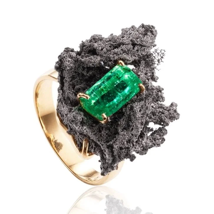 SO52-109Y++%E7%94%9F%E5%91%BD%E7%9A%84%E5%8A%9B%E9%87%8F++Power+of+Life%E5%93%A5%E4%BC%A6%E6%AF%94%E4%BA%9A%E7%A5%96%E6%AF%8D%E7%BB%BF%EF%BC%881.70ct%EF%BC%8C%E6%97%A0%E6%B2%B9%EF%BC%89%EF%BC%8C%E9%92%9B%E5%8D%95%E8%B4%A8%EF%BC%8C18k%E9%BB%84%E9%87%91%E9%95%B6%E5%B5%8C%E6%88%92%E6%8C%87Emerald+from+Columbia%281.70cts%2C+no+oil%29%2C+titanium+nugget%2C+set+in+18kts+yellow+gold+ring.W.jpg