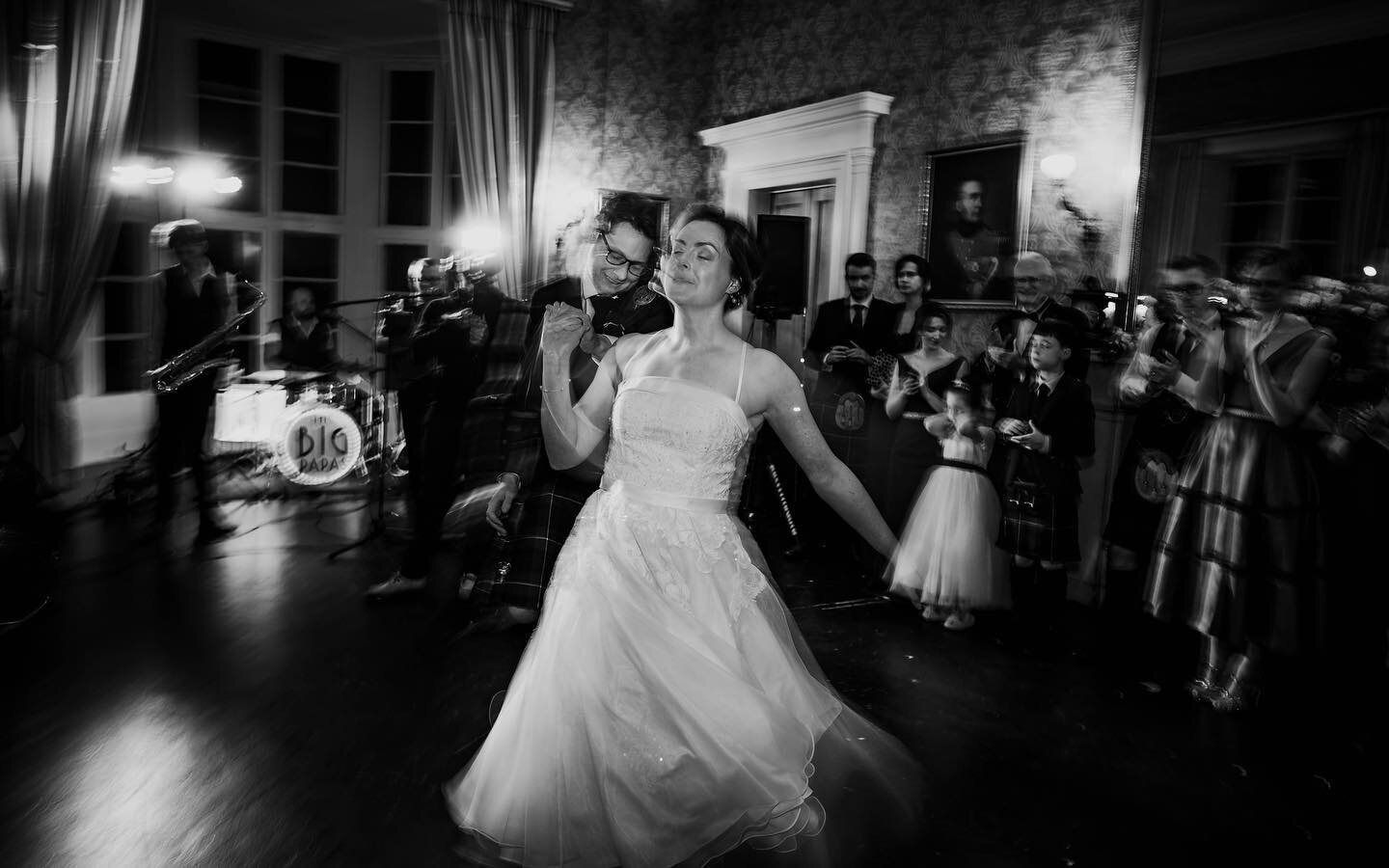 These guys were absolutely killing it during their first dance, so I thought using a slow shutter would capture some of their moves (Del)💃🏻🕺🏻✌🏻🤘🏻