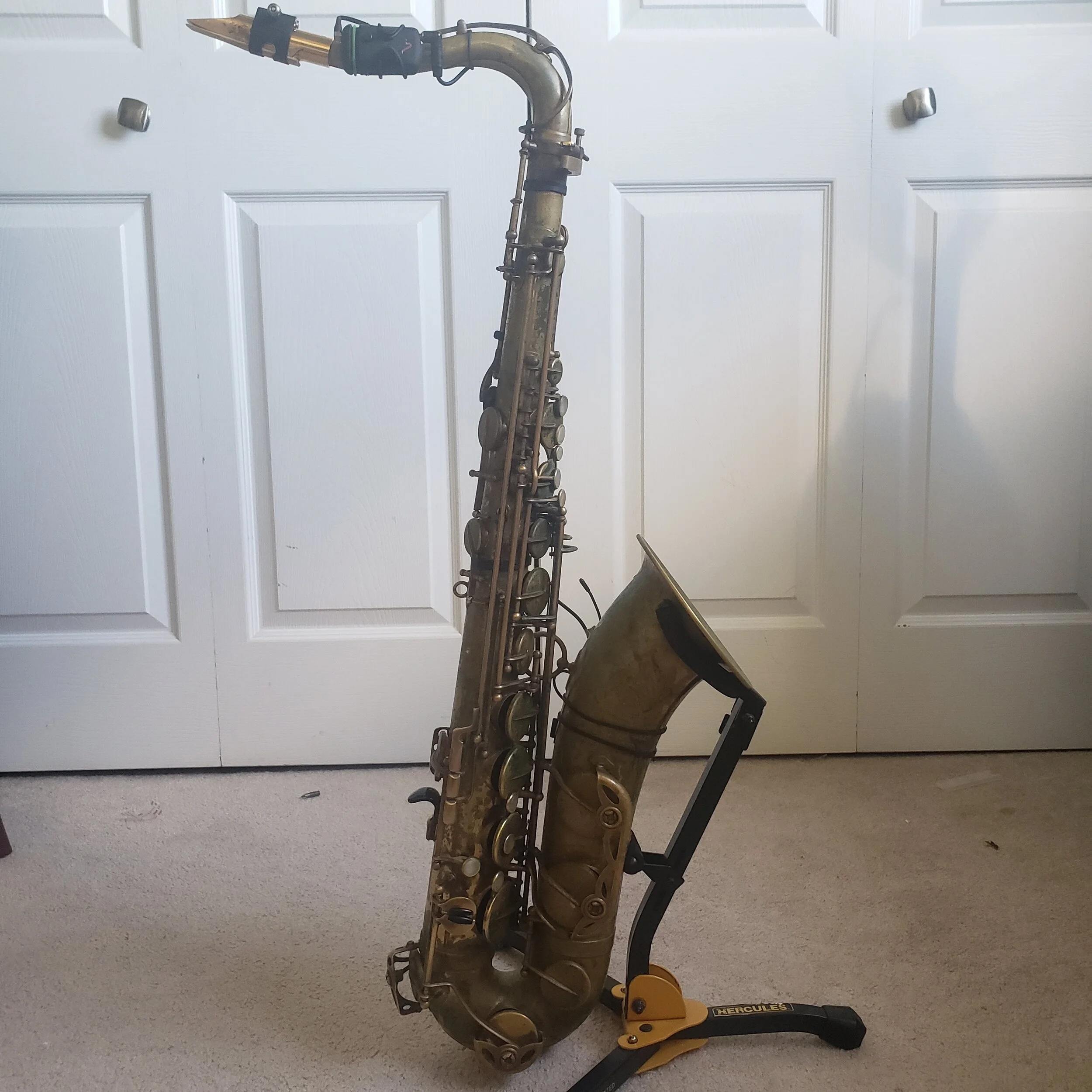 “Almost Hidden” View of saxophone with the intraMic set up.