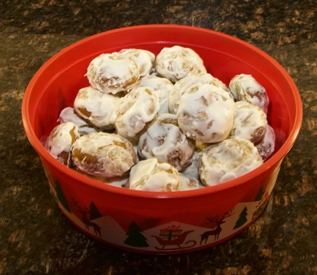 pfeffernusse in container.jpg