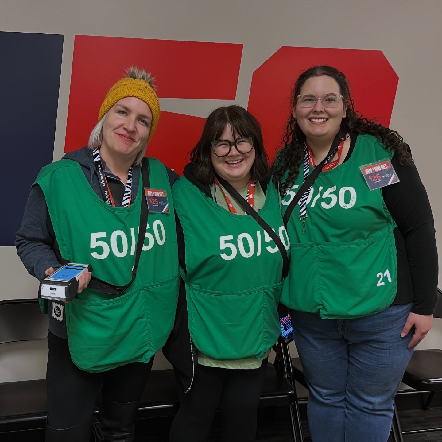 🧡💙 This past Thursday, a group of our amazing staff and volunteers attended the Oilers game to help collect funds for the 50/50 draw in support of Zebra, CASA Mental Health, and Central Alberta CAC. 

👏 Great work, team!

🏒 @oil_foundation 

#Saf