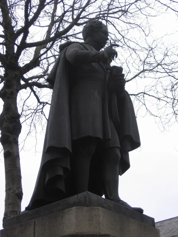 finger statue.jpg