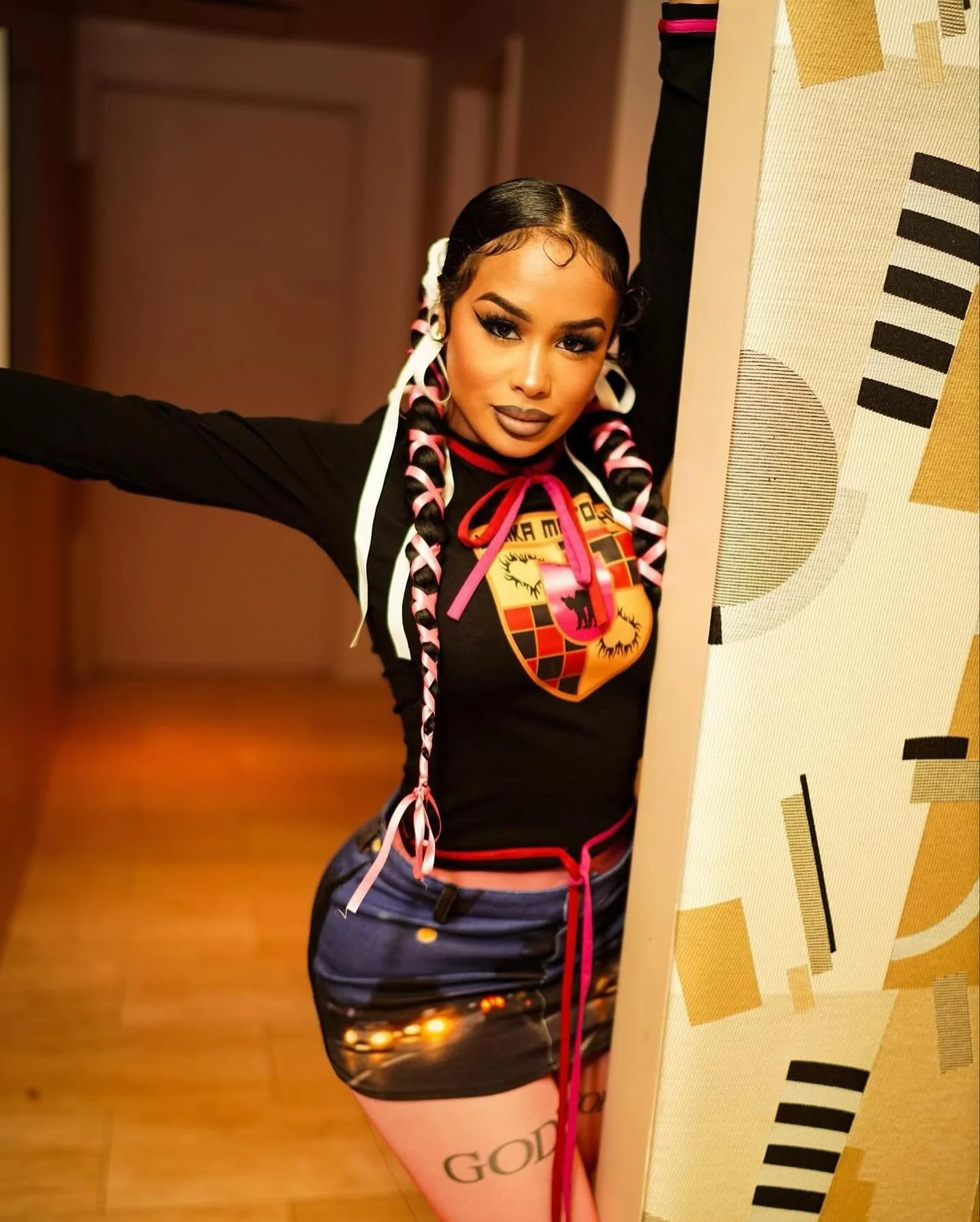 Music Artist and @VH1 &lsquo;Impact New York&rsquo; cast member,  DreamDoll is photographed at the @boohoomanofficial New York Fashion Week kick off dinner with Moya from @Galore and Shauna from @NylonMag. 
Photos by @tonesmelanin 

#dreamdoll #booho