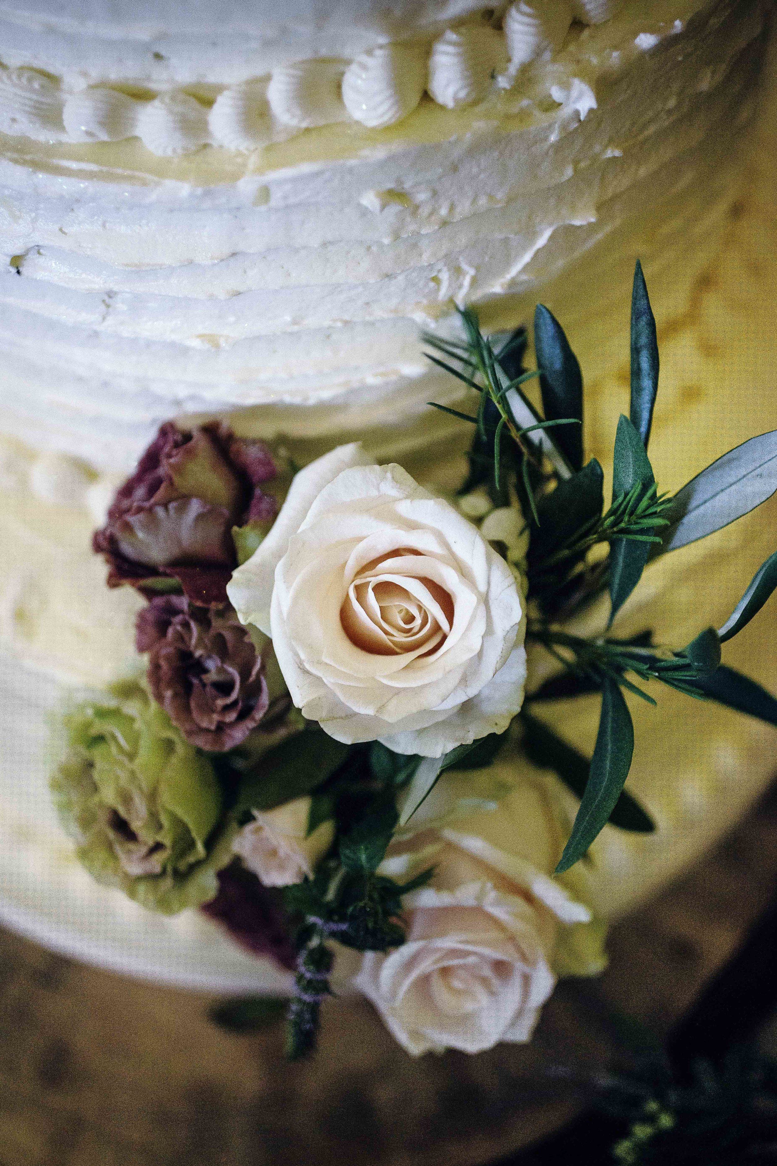 fresh flower wedding cake decoration.jpg