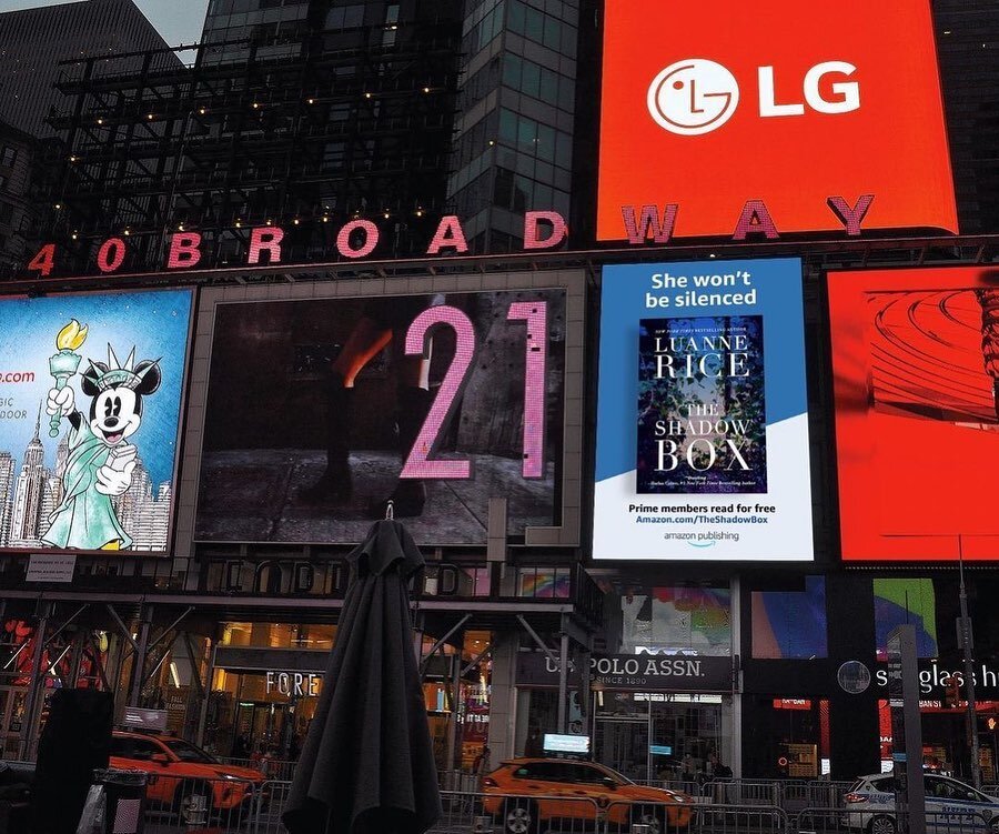 If you can make it there, you can make it anywhere 🍎 Congratulations @luannerice on another best seller and the Times Square billboard placement 🤗 #TheShadowBox