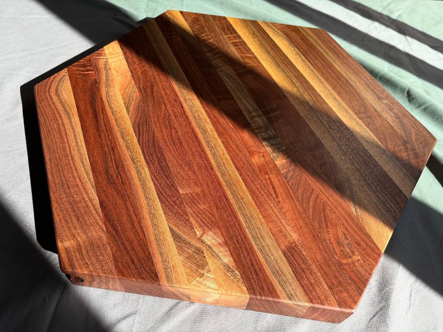 Been a while since I posted. I&rsquo;ve been working, I swear!  Here&rsquo;s a walnut board for a scientist. Hexagons are definitely my thing this year. 
#puremichigan #woodcraft #hornbeamcraft #smallwares