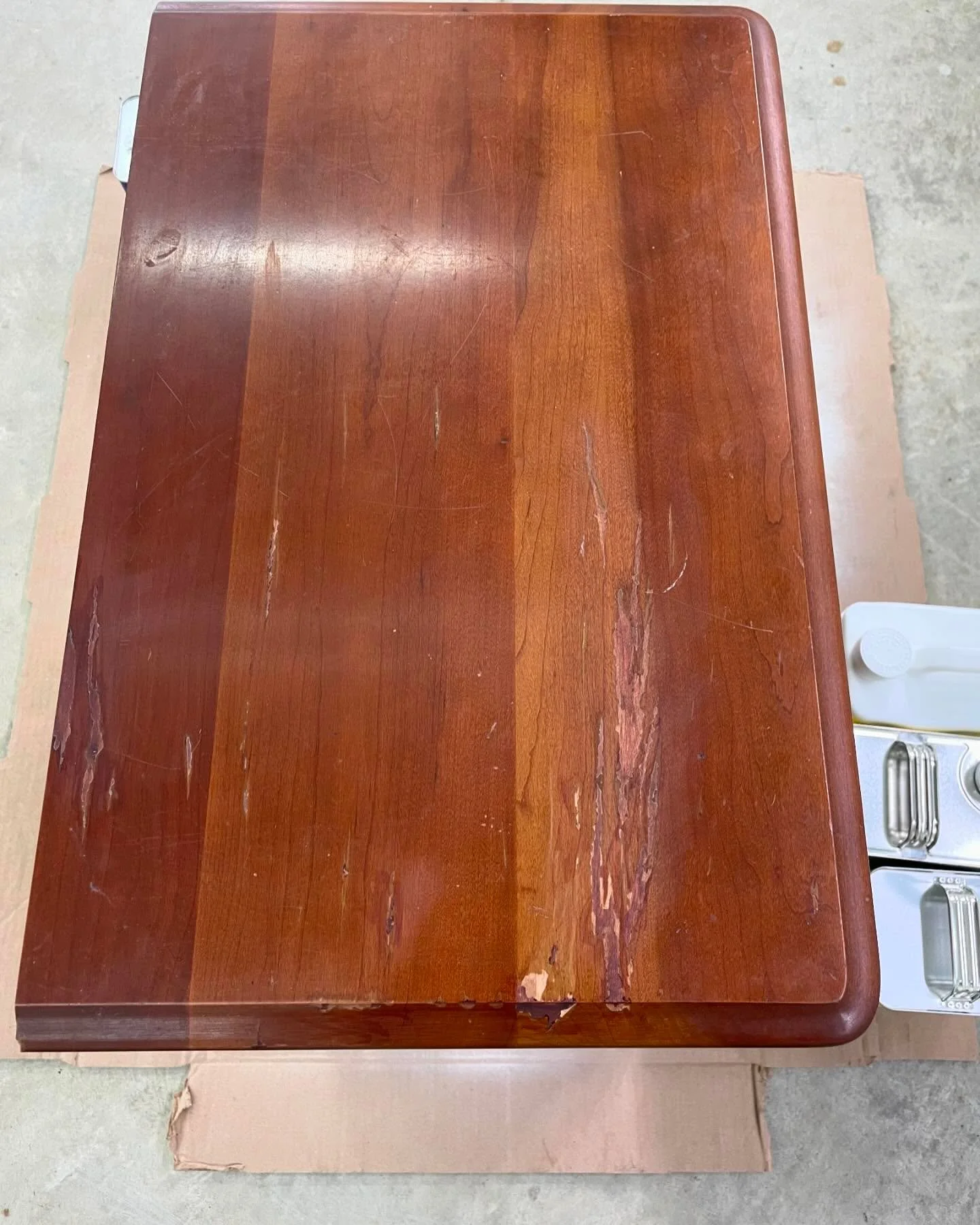 Stripped some muddy finish off of this end table top. I thought it was walnut because it was so brown. It&rsquo;s cherry. I&rsquo;m bummed I&rsquo;m going to need to muddy the finish I put on so it matches the rest the piece. 
.
.
.
#refinishing #old
