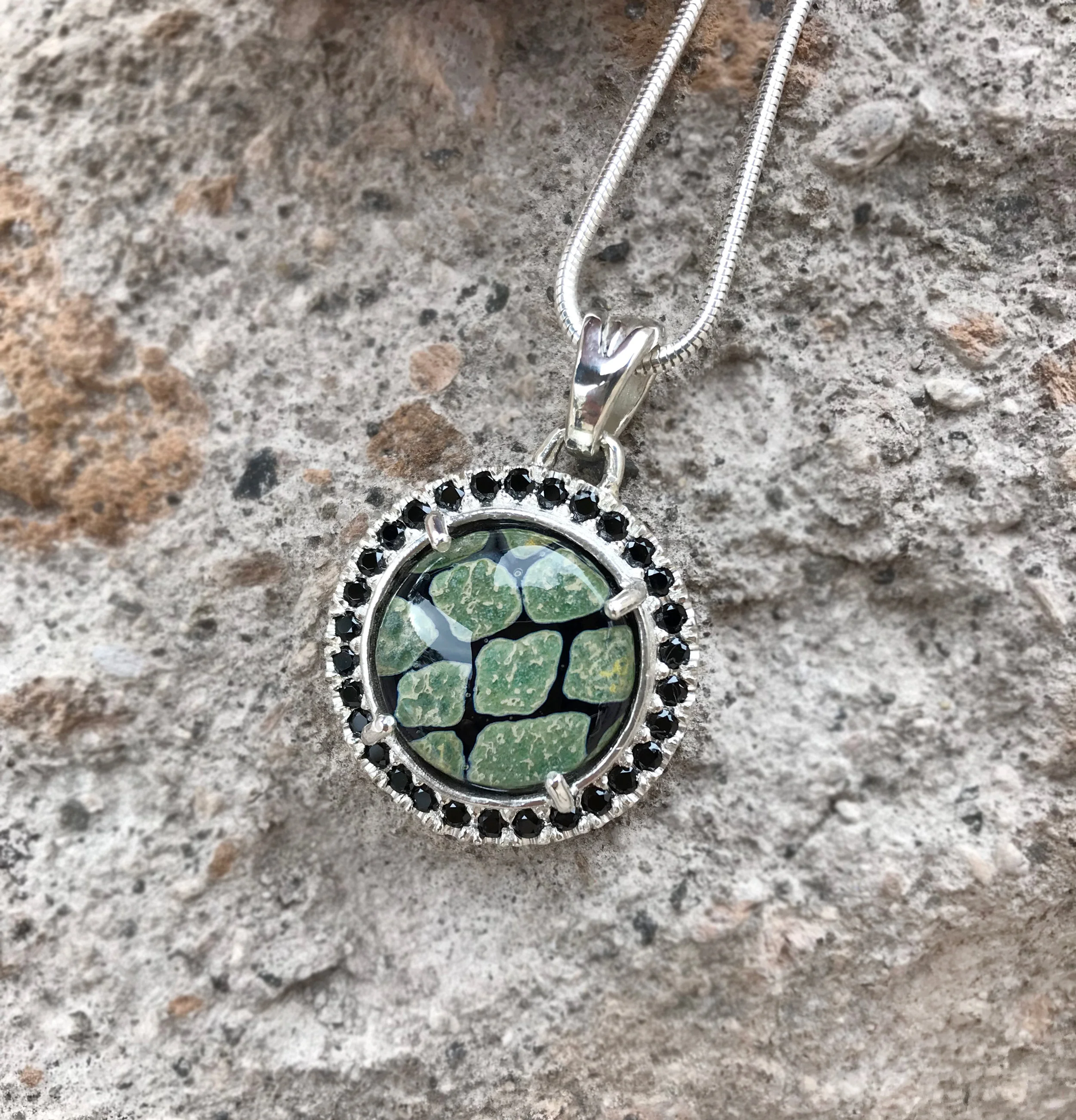 Rooster_stoneAmulet_spinel_Bandelier.jpg