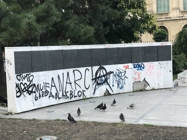 Bucharest-Revolution-memorial-small.jpg