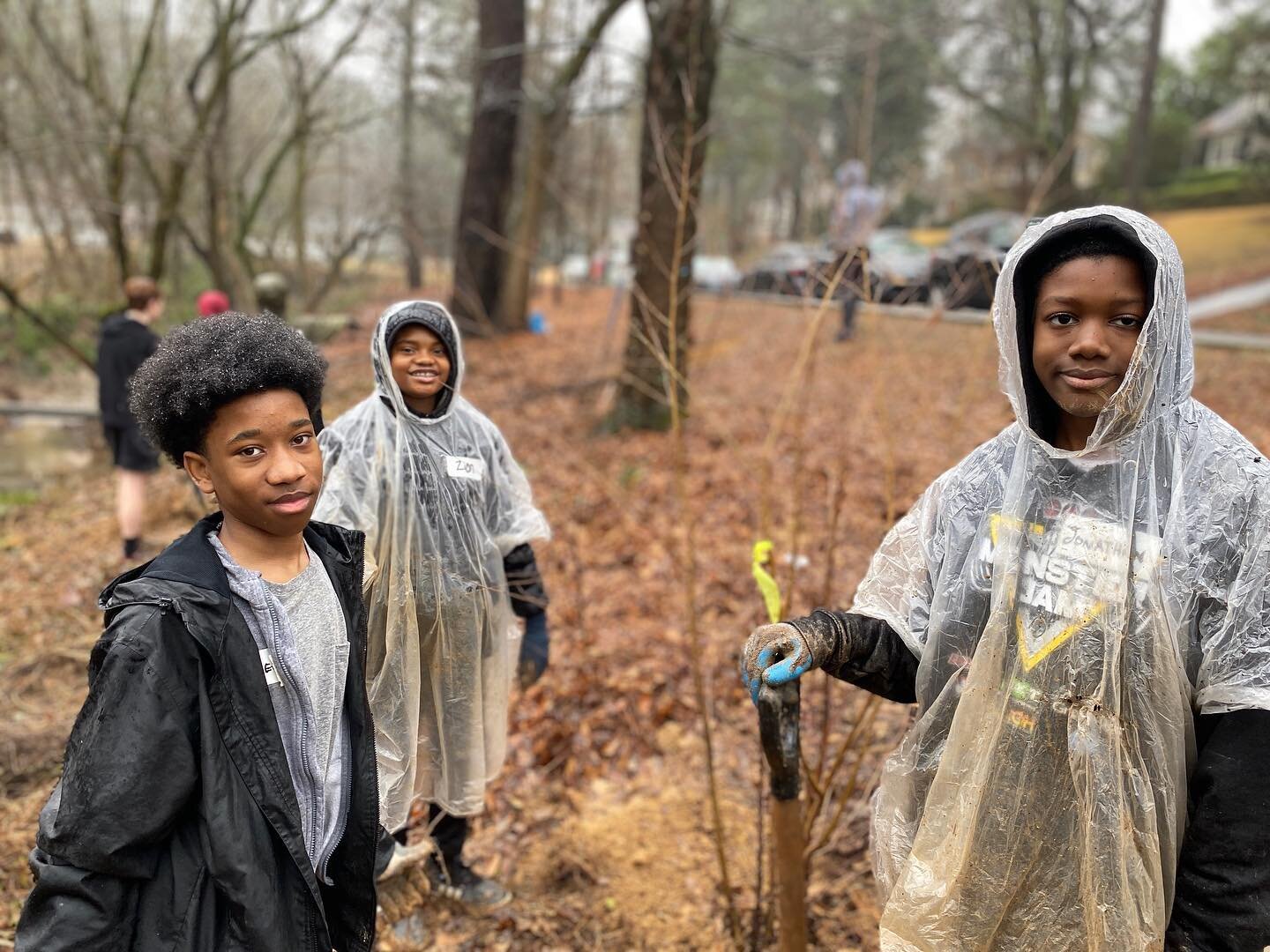 This Saturday, A+ Squash joined forces with Trees Atlanta for a fantastic morning of community service! Our dedicated students, staff and friends braved the elements to plant trees at Memorial Park. Huge shoutout to the amazing Trees Atlanta team for