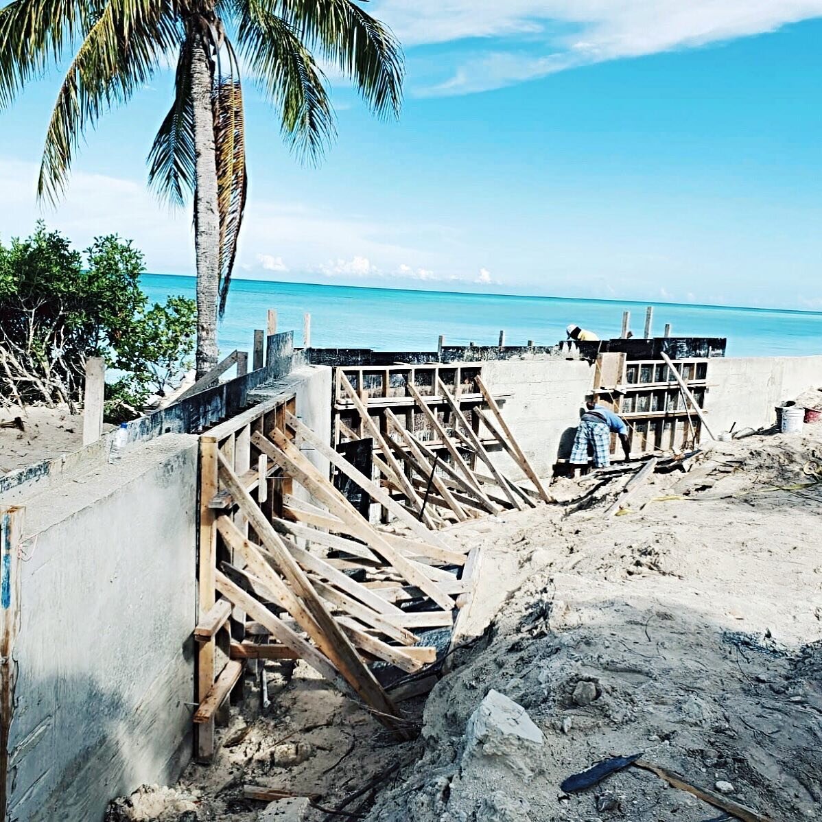 Sea wall progressing out in Parrot Cay...
.
.
.
.
.
#islandconstruction  #villaconstruction  #constructionlife #olympicconstructionltd  #parrotcay  #turksandcaicos  #beautifulbynature