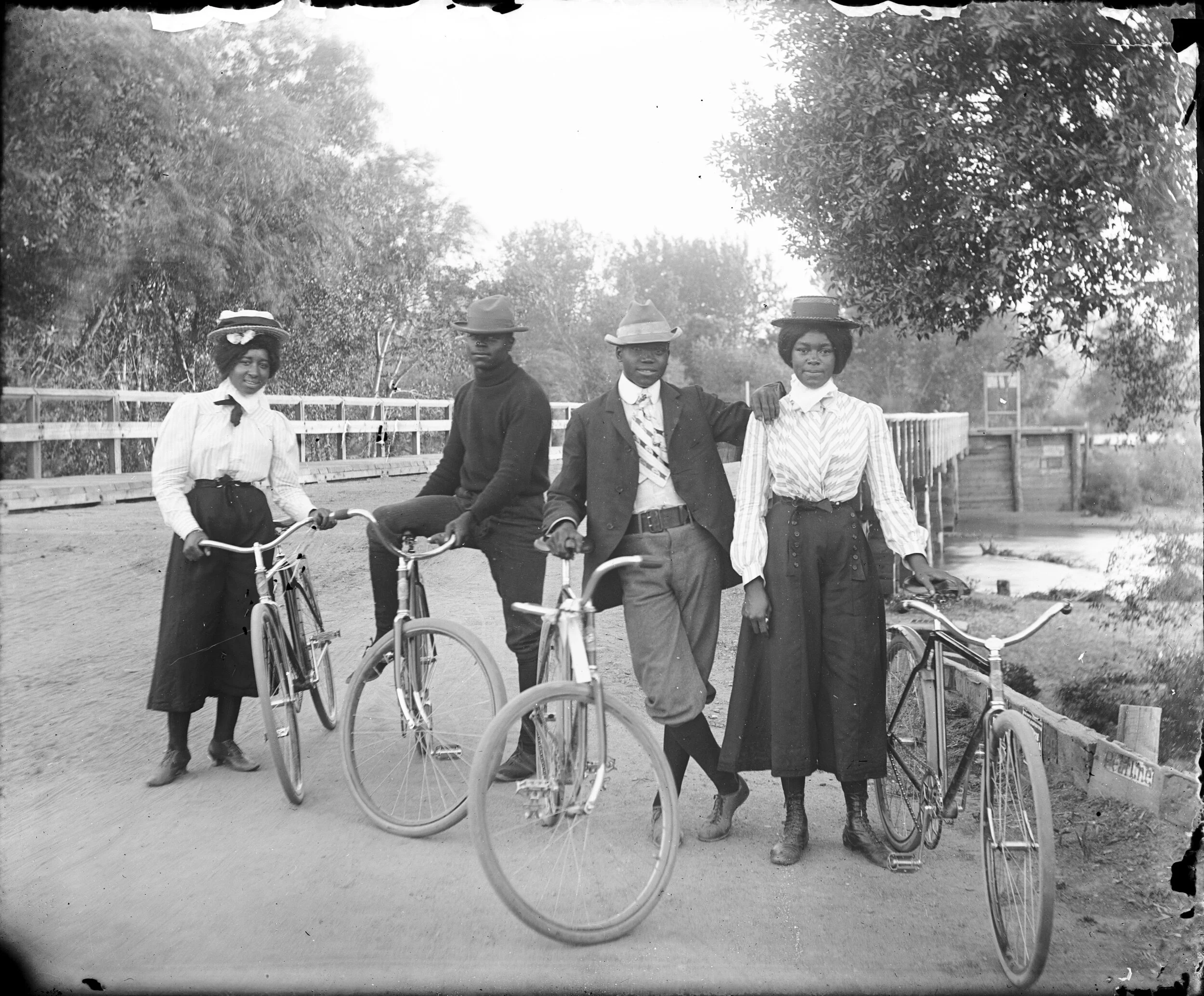 20000294Bicycle riders.jpg