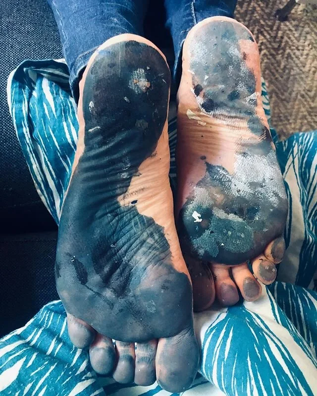 You know you are committed to your art when even your feet are covered in paint 🦶 🌊  #highflowacrylics #acrylics #pouringpaint #feet #paintedfeet #paintsplatter #workhazard #oops #blues #acrylicpaint #pouringmedium  #calming #artistsoninstagram #ab