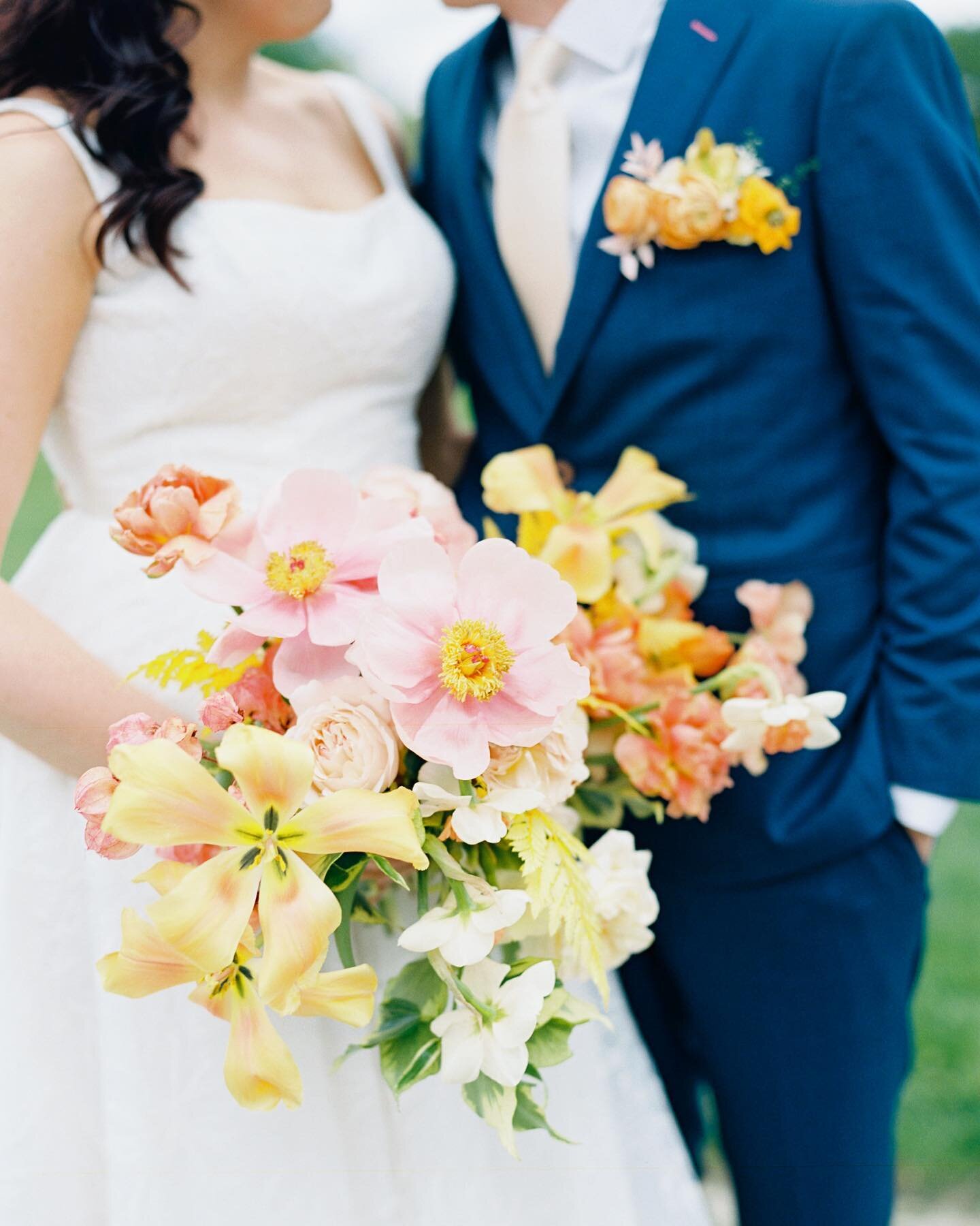 These florals make my soul so happy! I couldn&rsquo;t stop admiring @ergoweddings work and then putting it all together. Truly beautiful.  And these photos&hellip; @amandanippoldtphoto stunning! 

Venue: @hewinghotel 
Photographer: @amandanippoldtpho