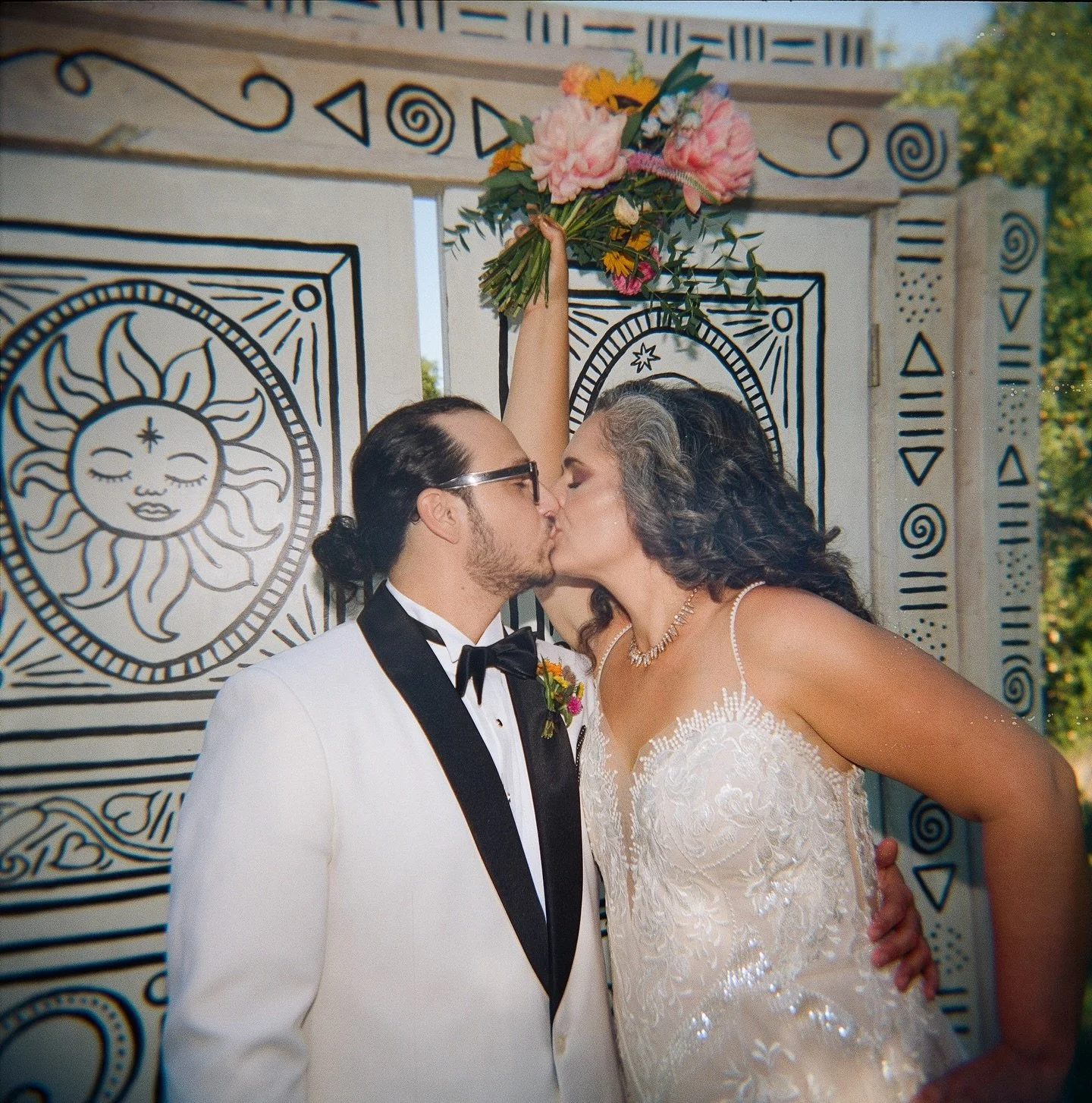 When you&rsquo;re so iconic, you bring your own art installation to your wedding 🤩
 
And you know you found the right partner because he doesn&rsquo;t even question rolling up to the ceremony in a U-Haul 🚐

Thank you @kaditobin for capturing so man