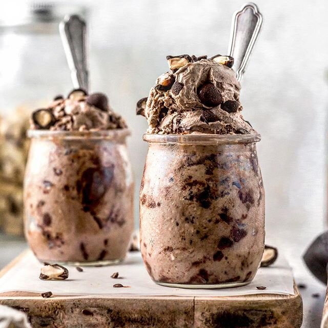 🍦🌰Chocolate Hazelnut Butter + Magic = Vegan Ice Cream 😋 Have you tried our chocolatey creamy hazelnut spread? The things you can do! 🤓🥥
Recipe by @rosslynmaria 😃 She has a Promo Code for you too. .
.
.
#vegan #veganicecre #homemade #homemadeice