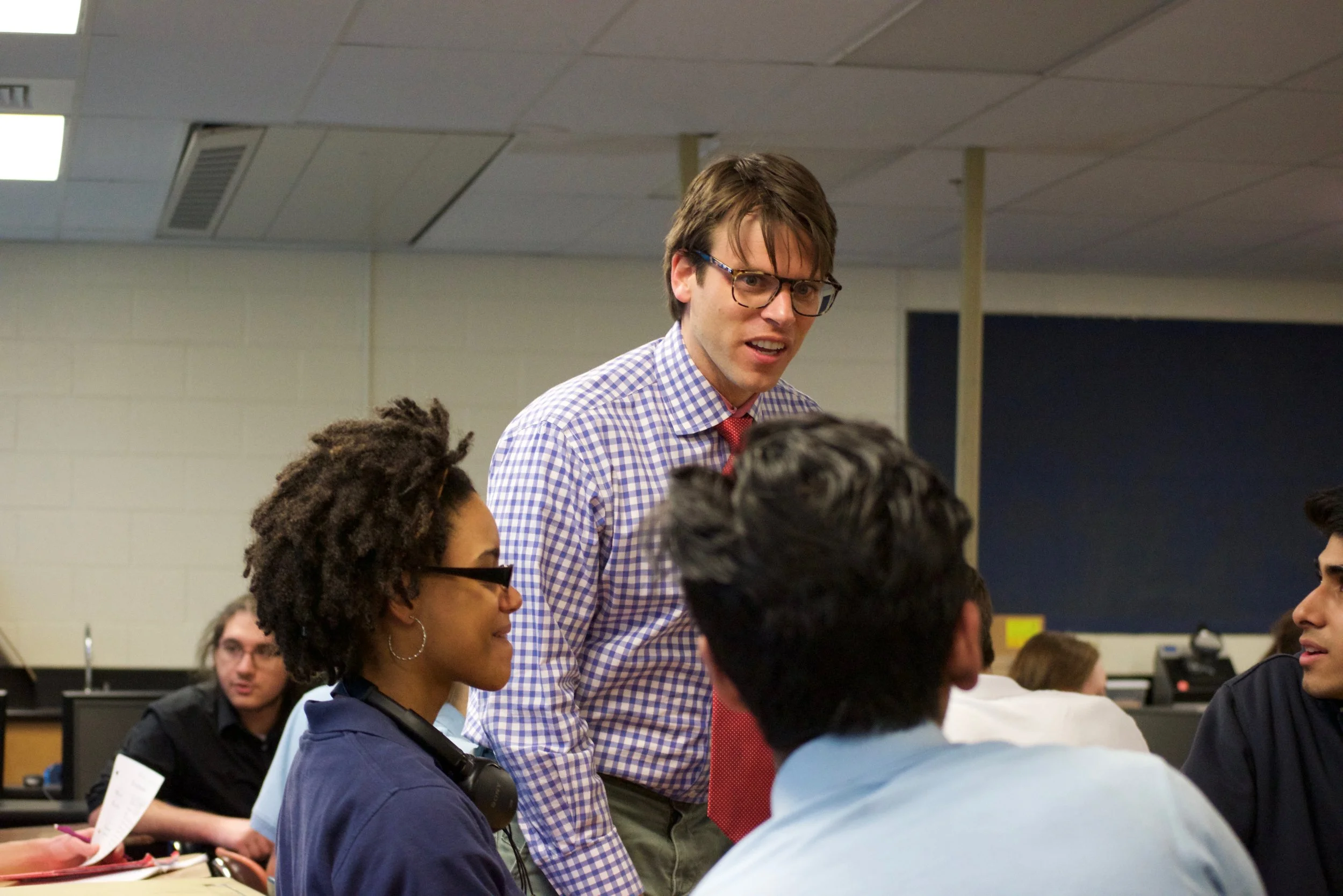 Senor Greenberg isextremely active in the classroom and moves around to interact with different students. His classes involve speaking with peers, viewing authentic Spanish resources, and expanding one’s world view. Photo by Connor Carp.