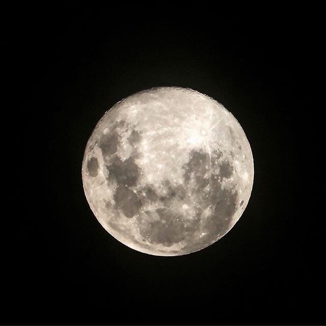 Super moon super cool -a mere 356,907 kilometres away... I wonder if we can hug on the moon? #supermoon2020 #moon. #igers  #night #libra #nature