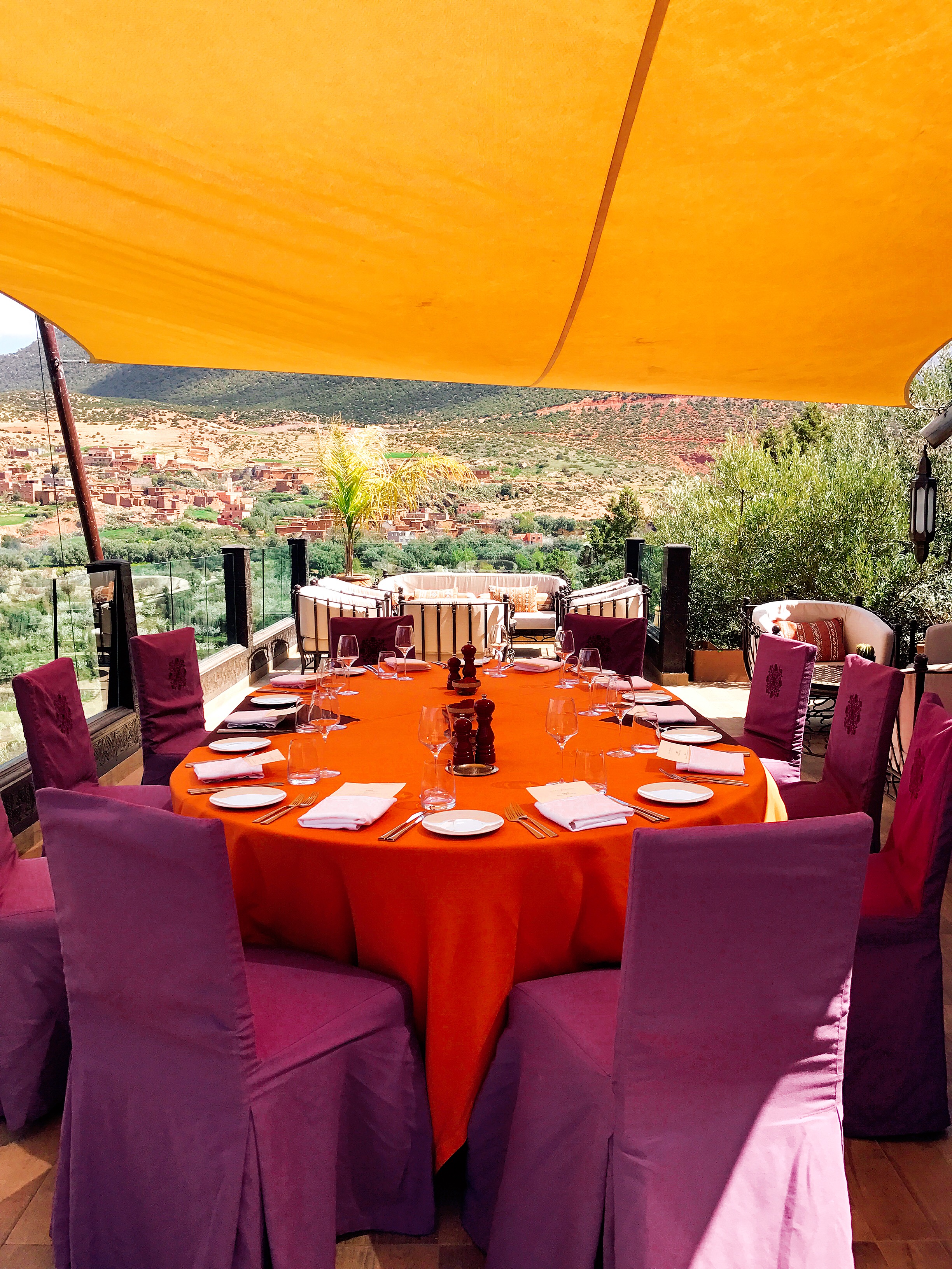 How gorgeous is this table? I love the Moroccan colors and how they pop against the mountains.