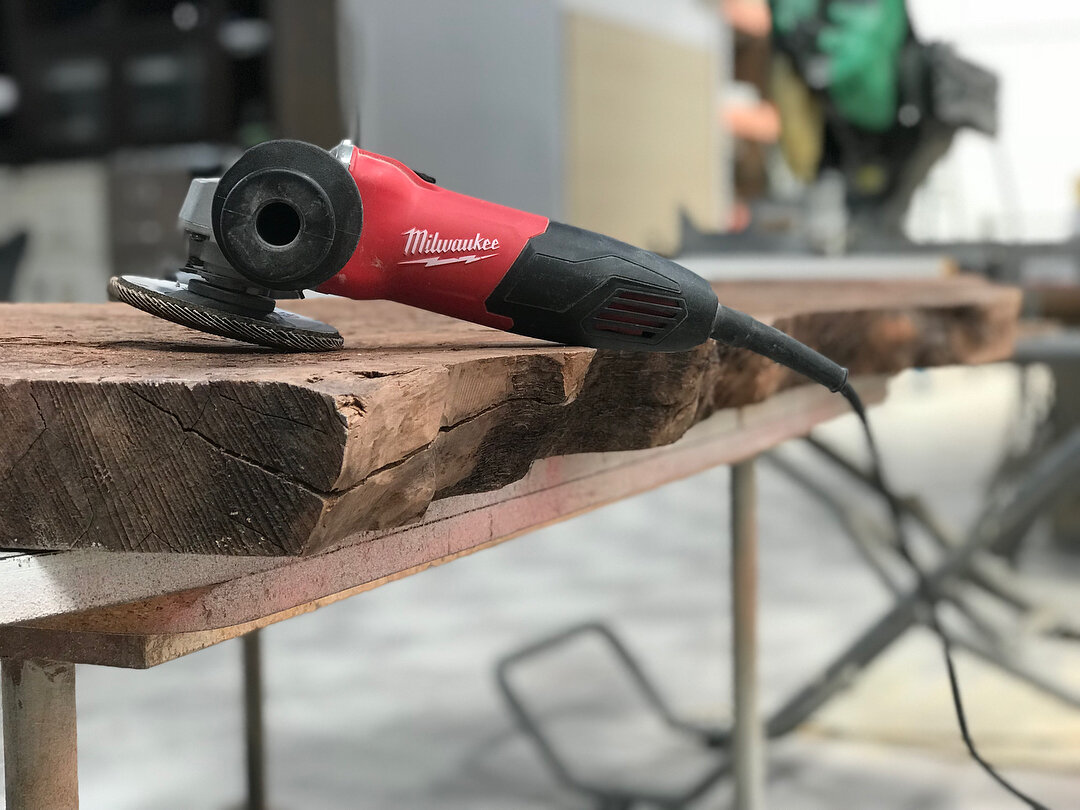 Cleaning up the bark off this walnut slab for the #rivertable #milwaukeetools #woodworking #millwork #ecopoxy #ledesignhb @milwaukeetool