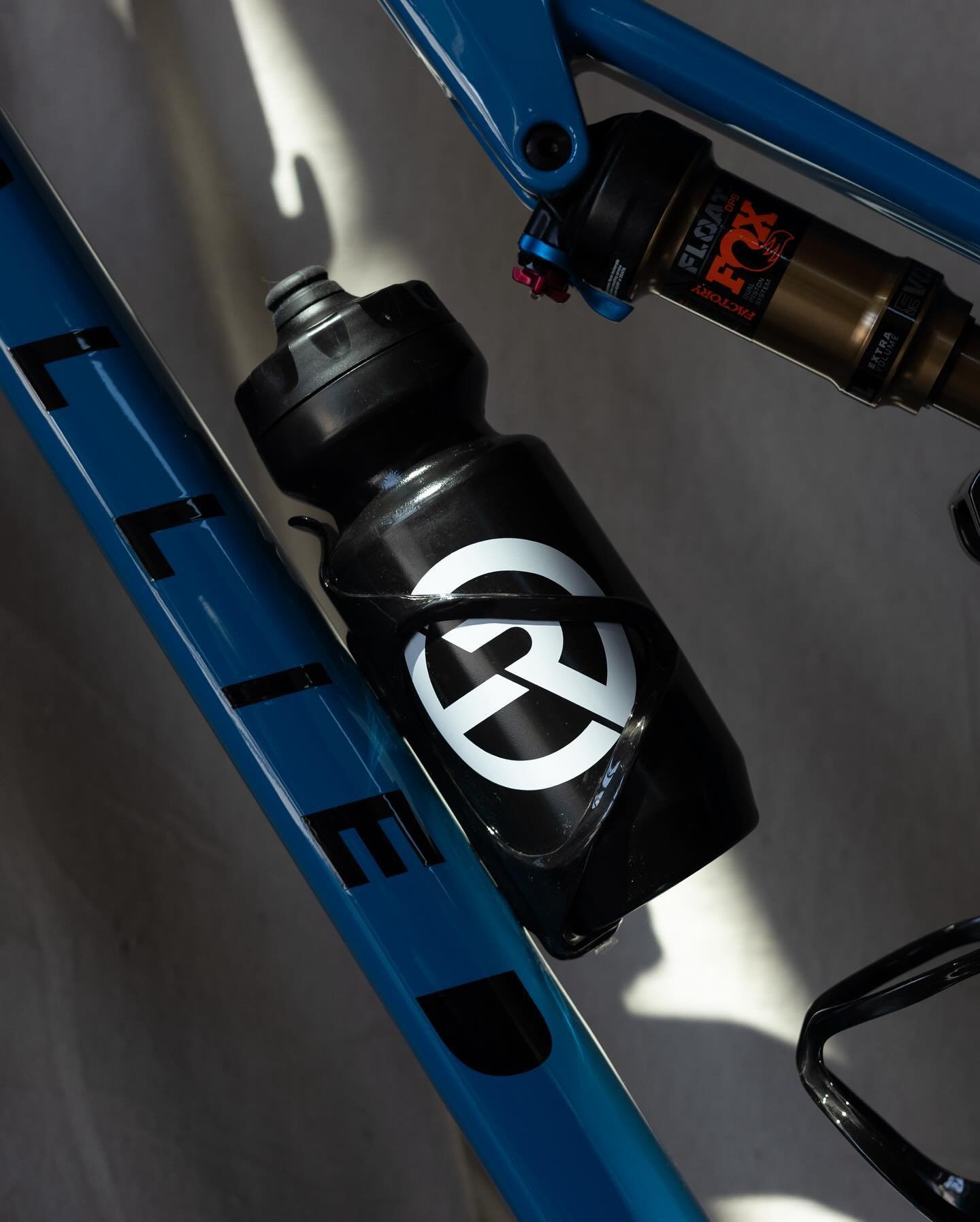 Late addition to the Spring Collection! Stay hydrated on the trails in OZ, at the gym, or wherever else your adventures take you! Snag one of your own @iamspecialized Purist water bottles now on the site!

https://www.expressrally.com/swag/er-water-b