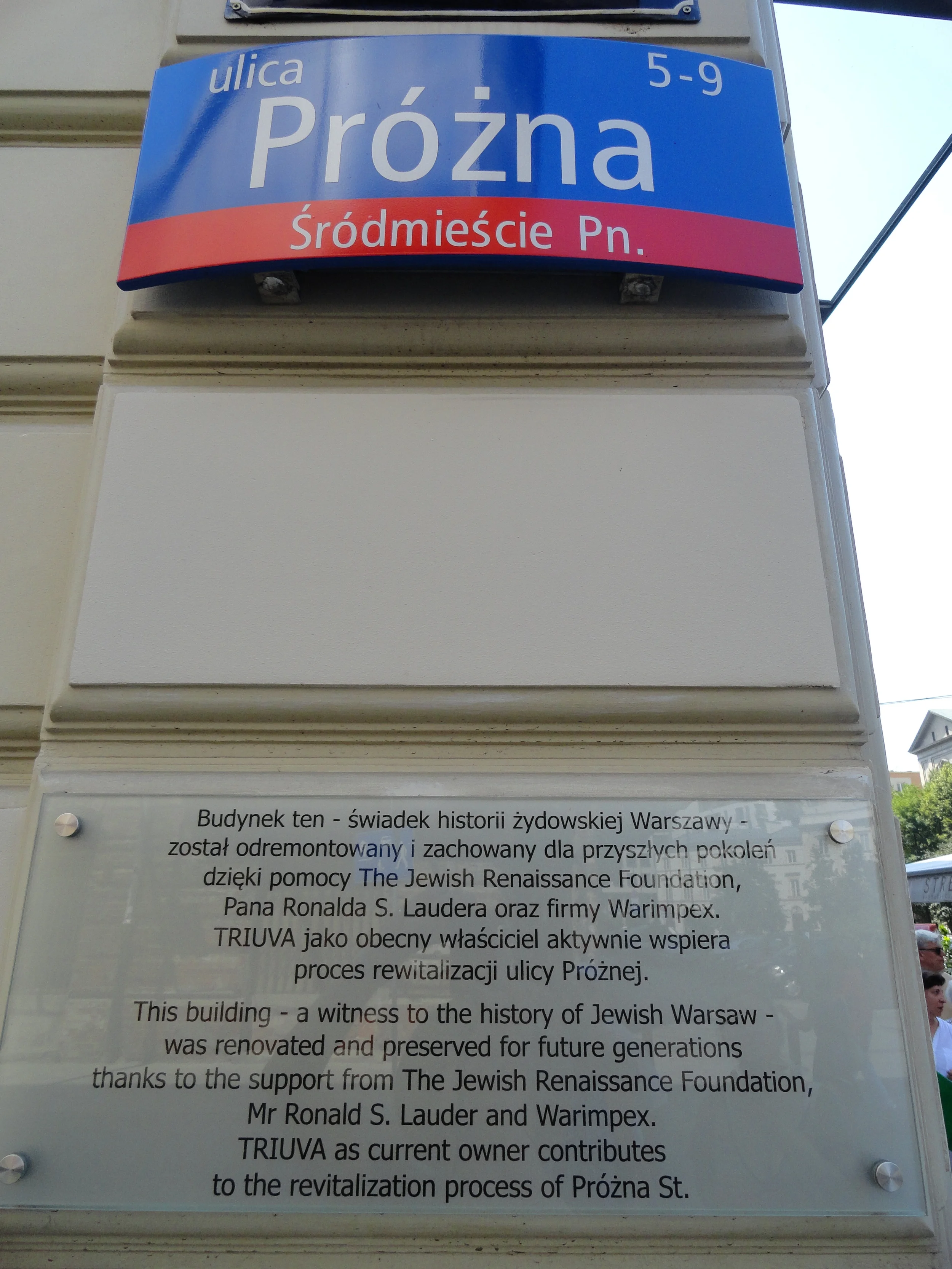 Plaque on the building at the end of Próźna street