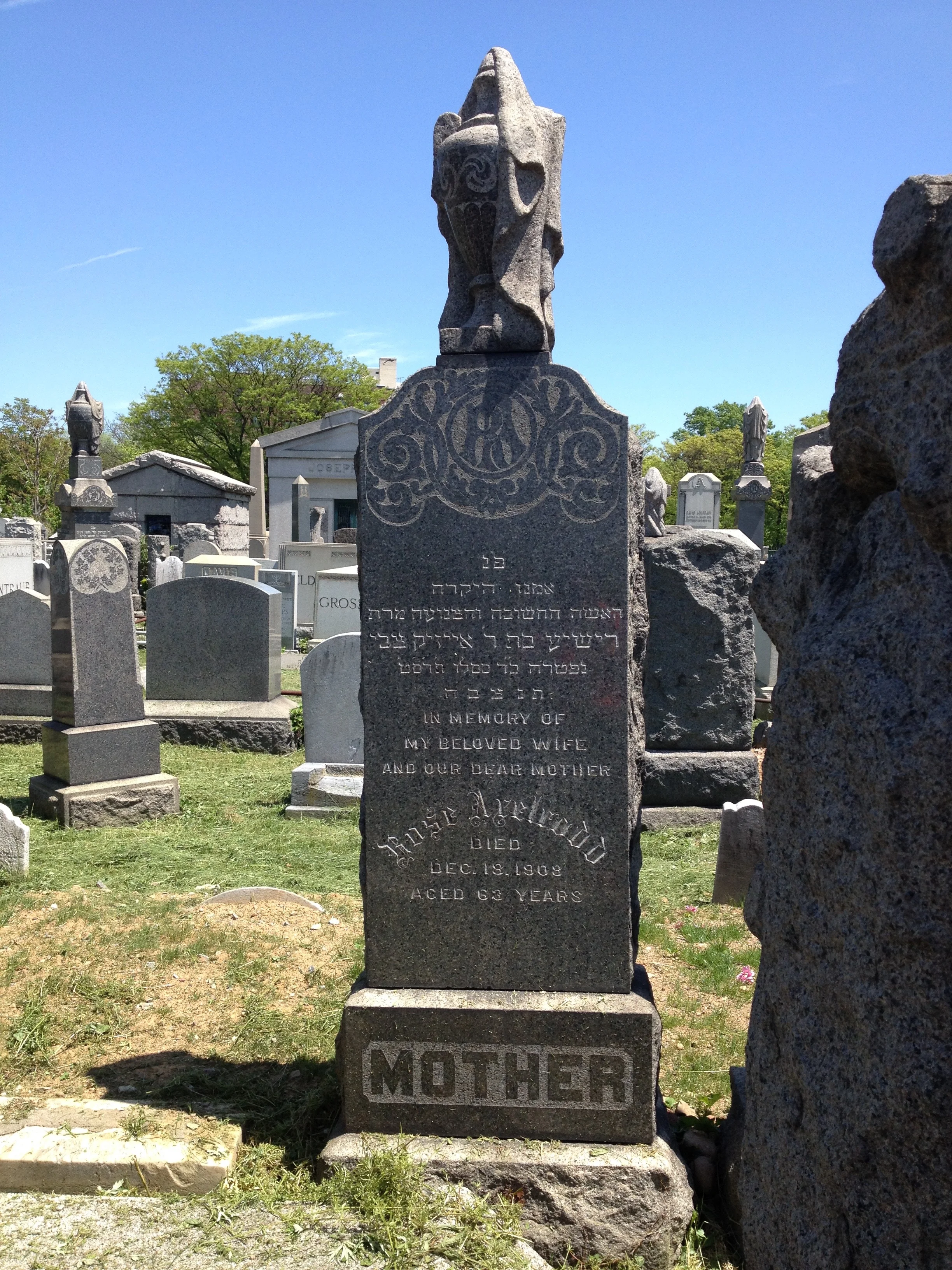 Gravestone of Risya Rose Levin Axelrodd.