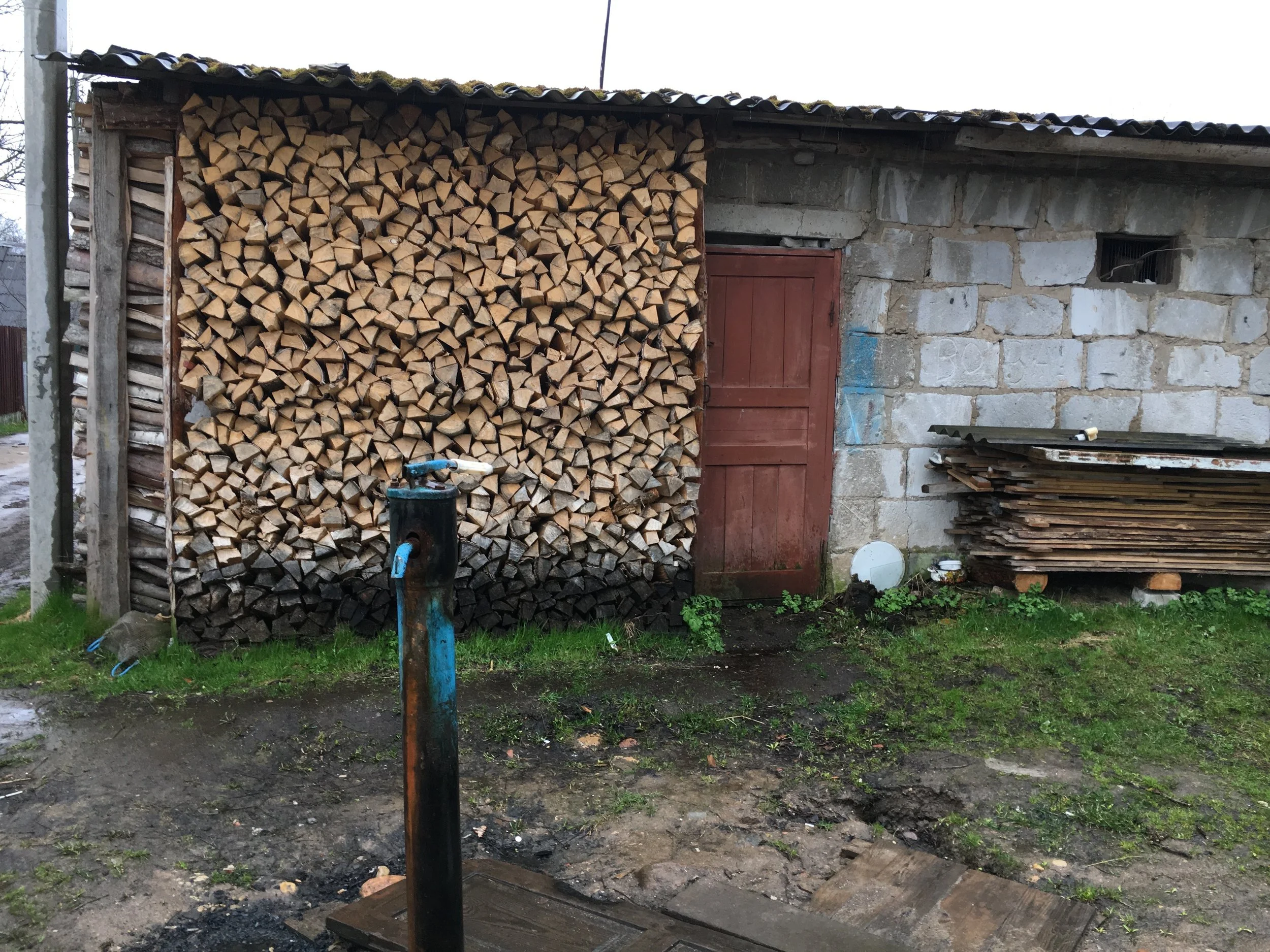 Some people use wood burning stoves to heat their houses and have outdoor pumps but all have electricity and indoor plumbing if they want it.