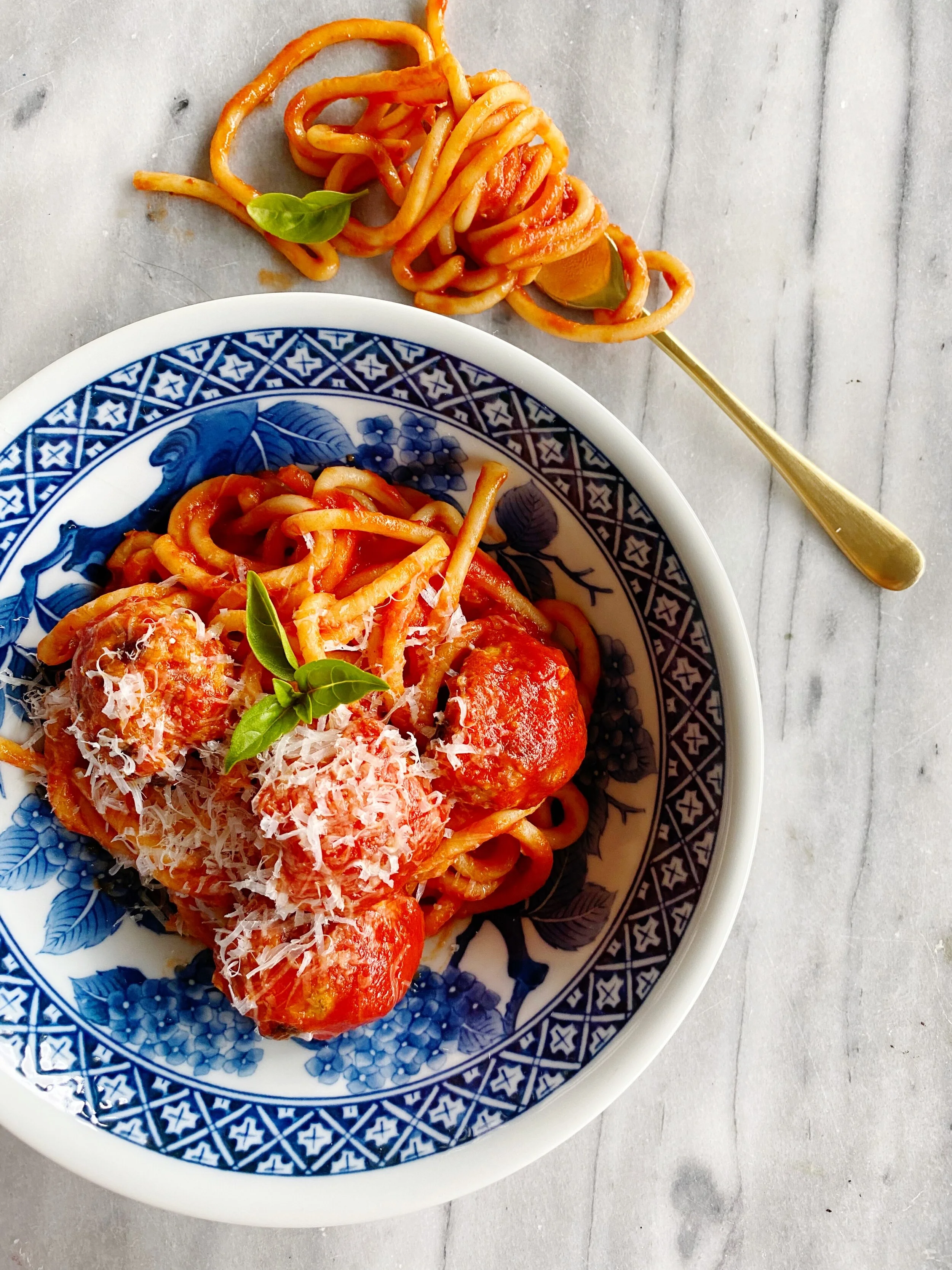 SPAGHETTI POMODORO WITH CHICKEN MEATBALLS 