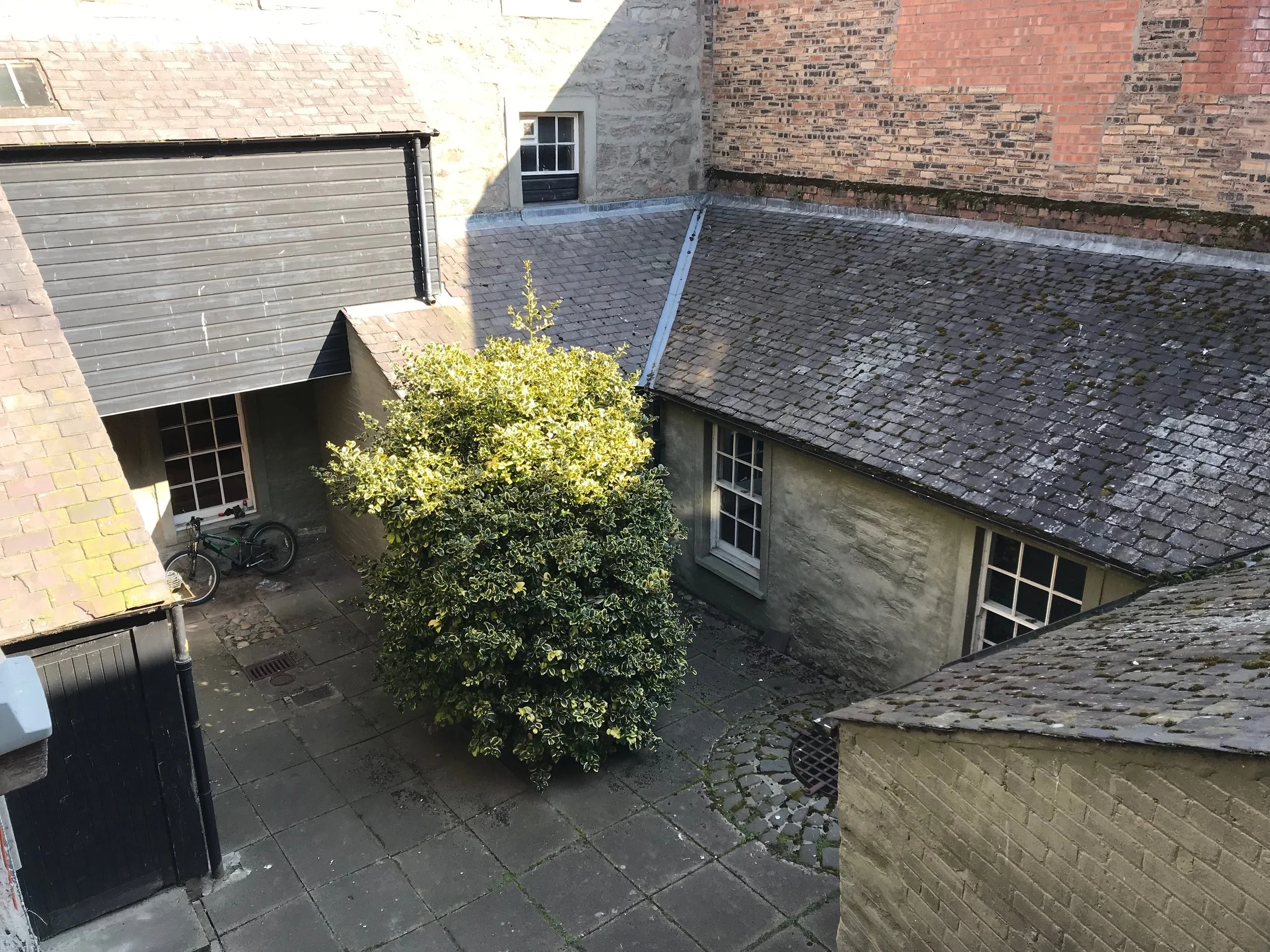 Courtyard area accessed from High Street
