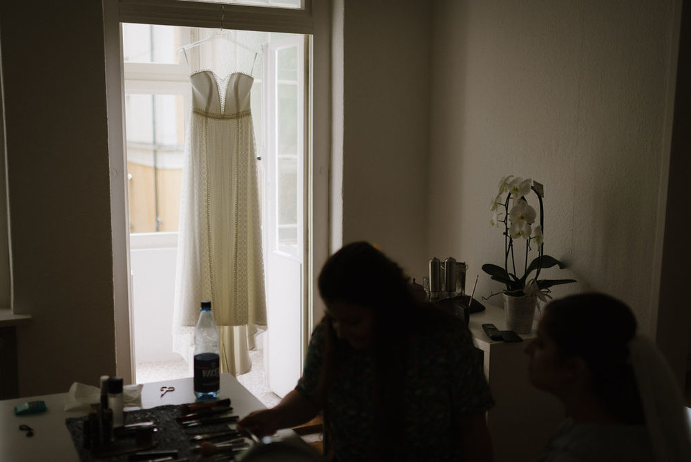 Brautkleid hängt am Fenster