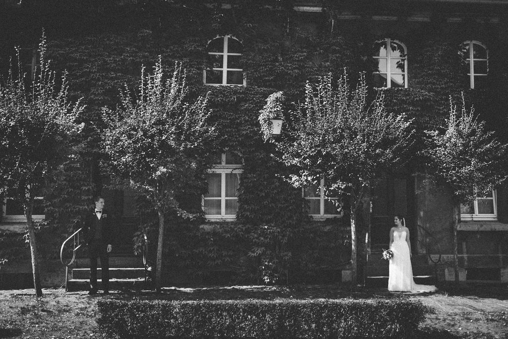 Brautpaar einzeln vor altem Gebäude