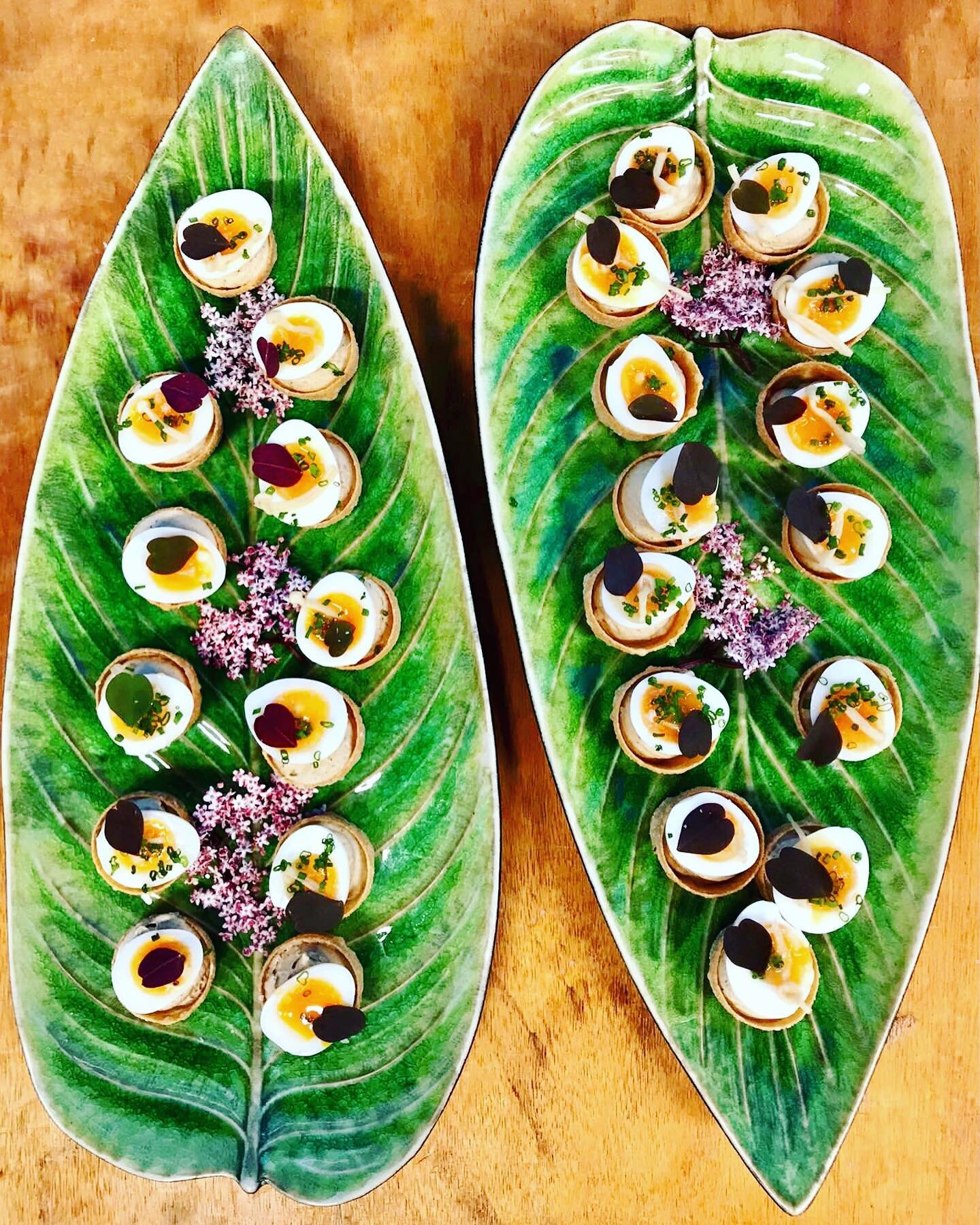 Summer canap&eacute; with quails egg, porcini and truffle cream, pickled enoki and red sorrel in a croustade. We love our new 🍃 platters #pureindulgencecatering #londoncaterer #londonevents