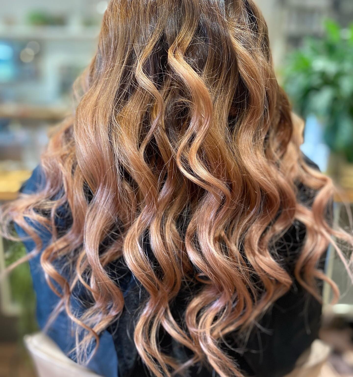 Loving this rose gold for n the ends of Chloe&rsquo;s hair. It&rsquo;s a beautiful change from the light blonde 🏵️