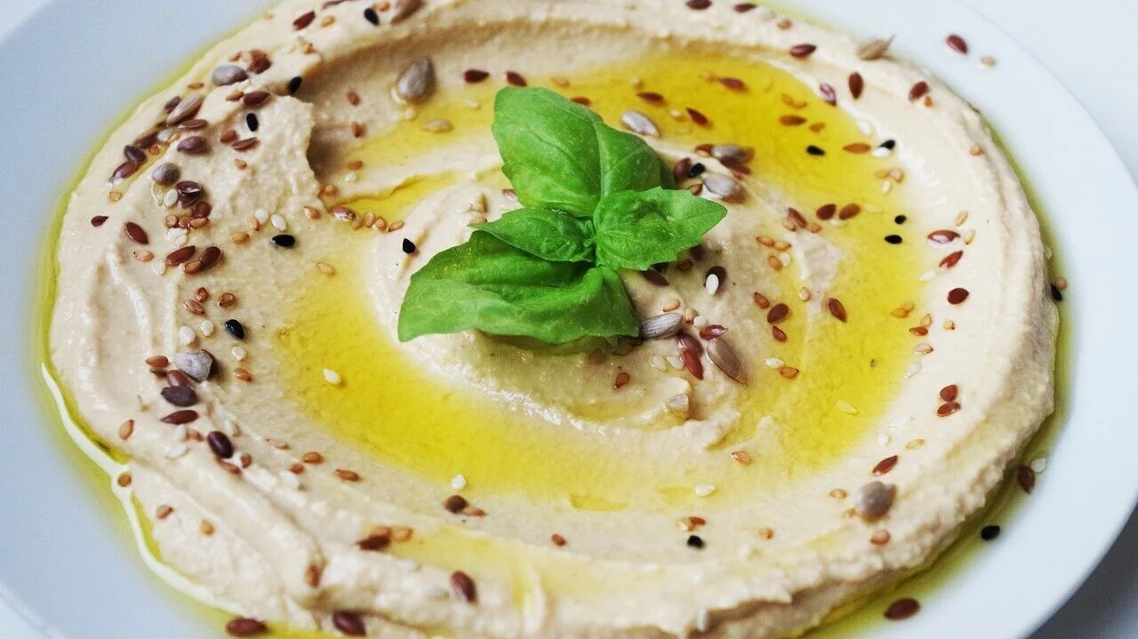 hummus-healthy-snacks-while-traveling.jpg
