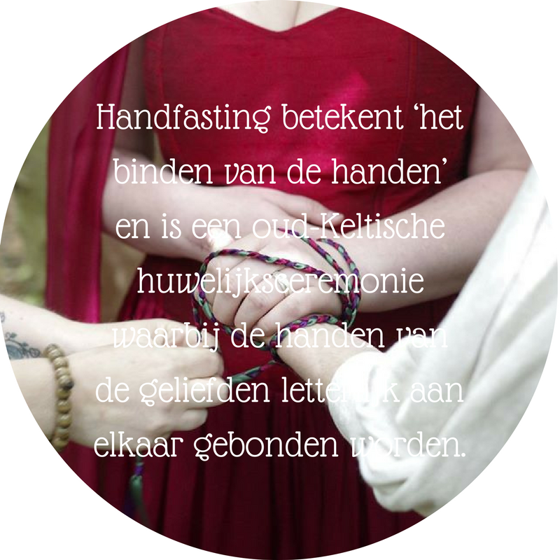 Handfasting betekent ‘het binden van de handen’ en is een oud-Keltische huwelijksceremonie waarbij de handen van de geliefden letterlijk aan elkaar gebonden worden..png