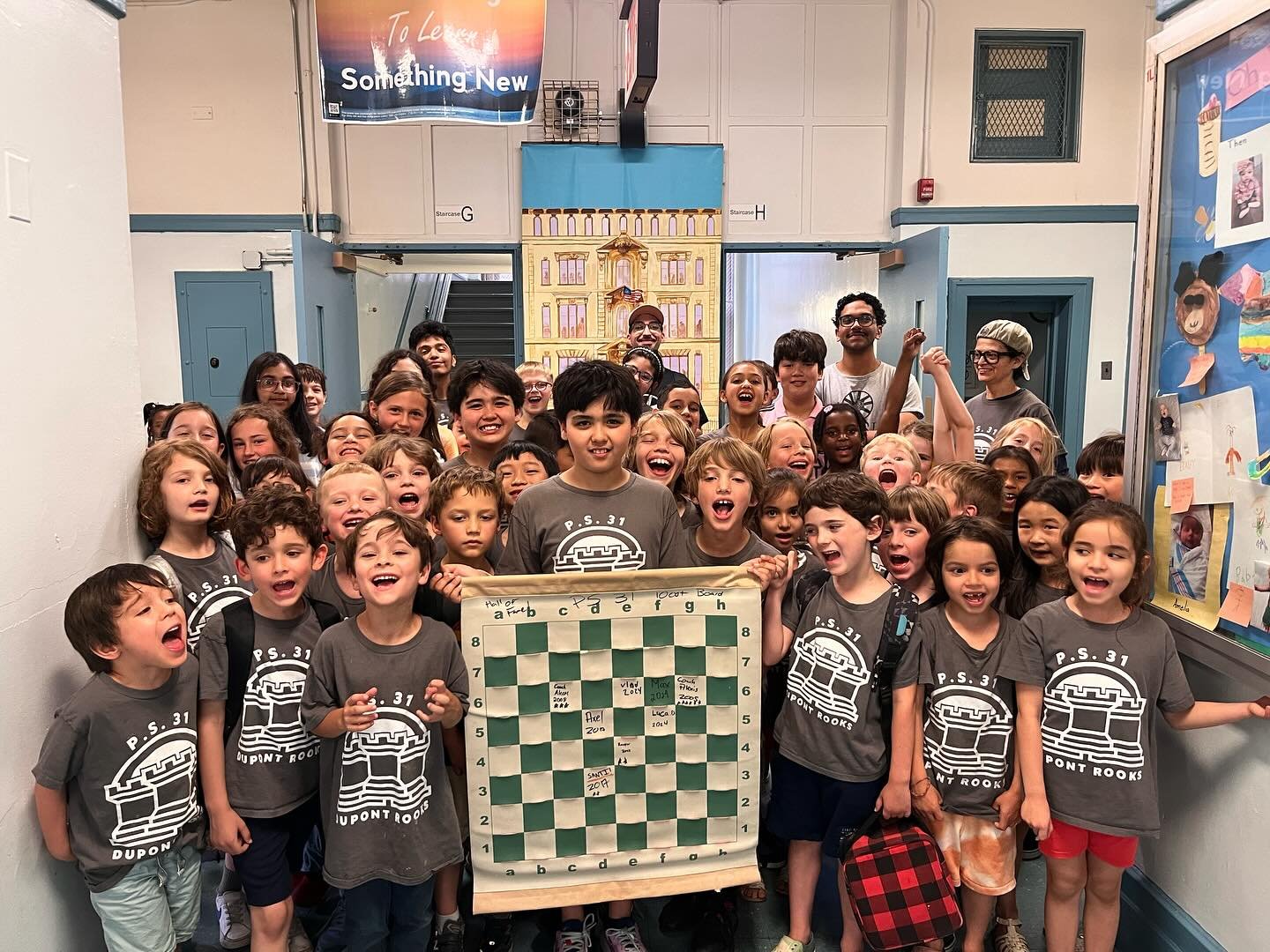 Congratulations to PS 31&rsquo;s Luca for reaching 1000 USCF! Luca signs the Hall of Fame Chessboard, joining his brother Max, Coach Aleem, and Coach Alexis! 🎉

#1000plususcf #ps31chess #traincompeterepeat
