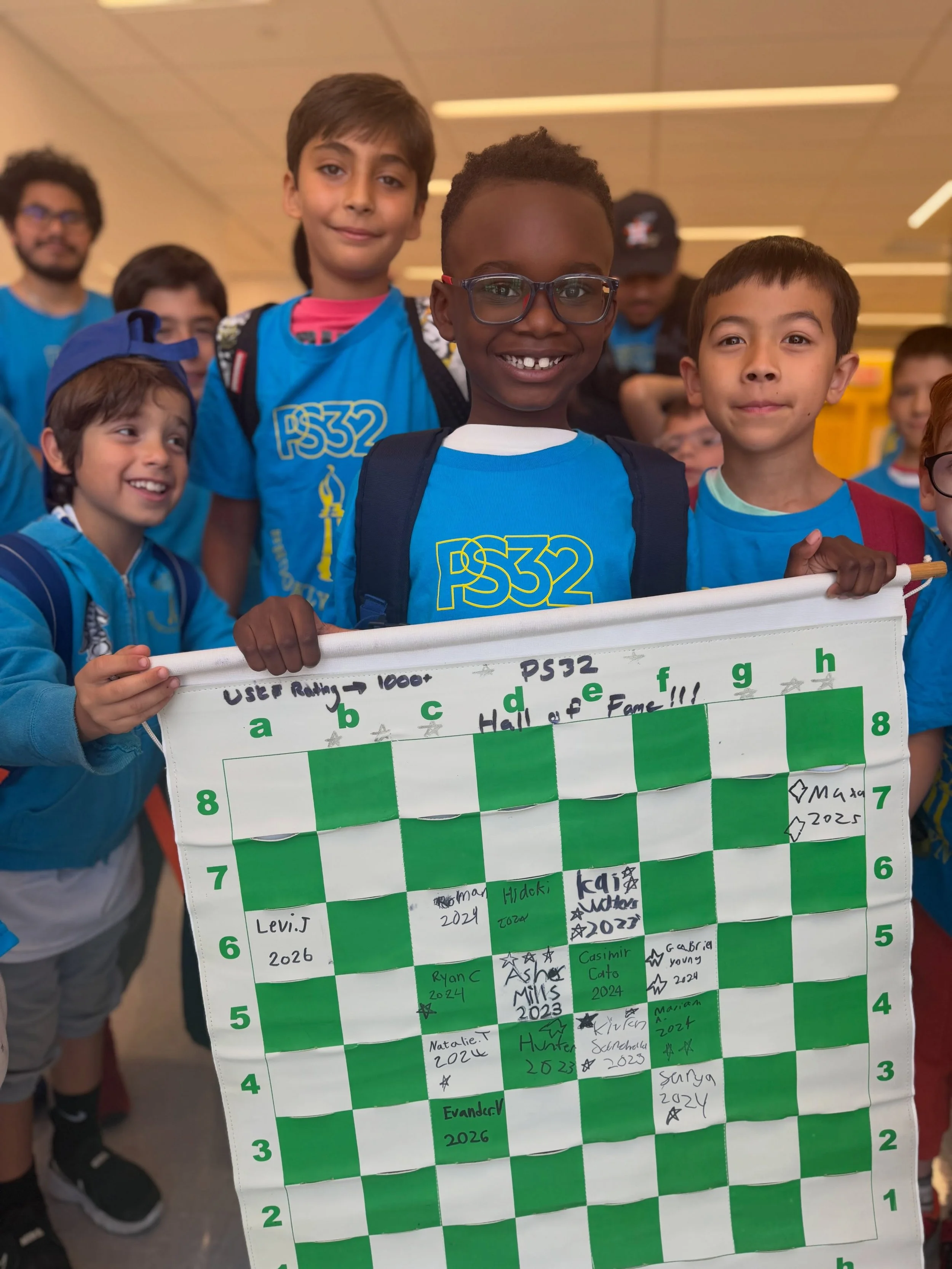 Congratulations to PS32 Levi for breaking 1000 USCF! Levi signed the board today and joined some legendary students. 

Levi trained with us this summer and gained over 300 rating points ☀️

#ps32chess #1000plususcf