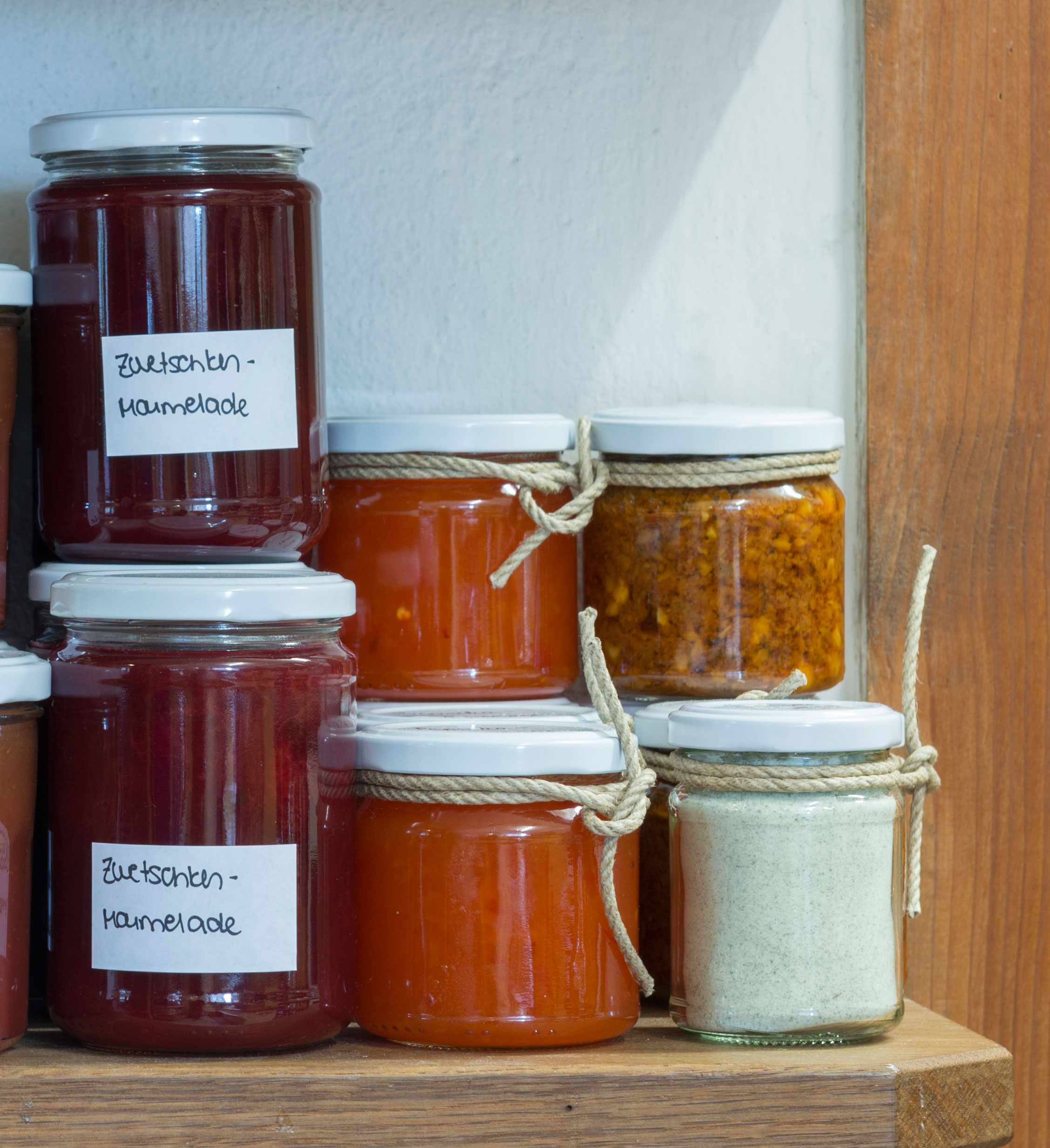 Hausgemachte Leckereien. Zwetschken Marmelade, Chutneys sowie selbst gemachtes Kräutersalz. 