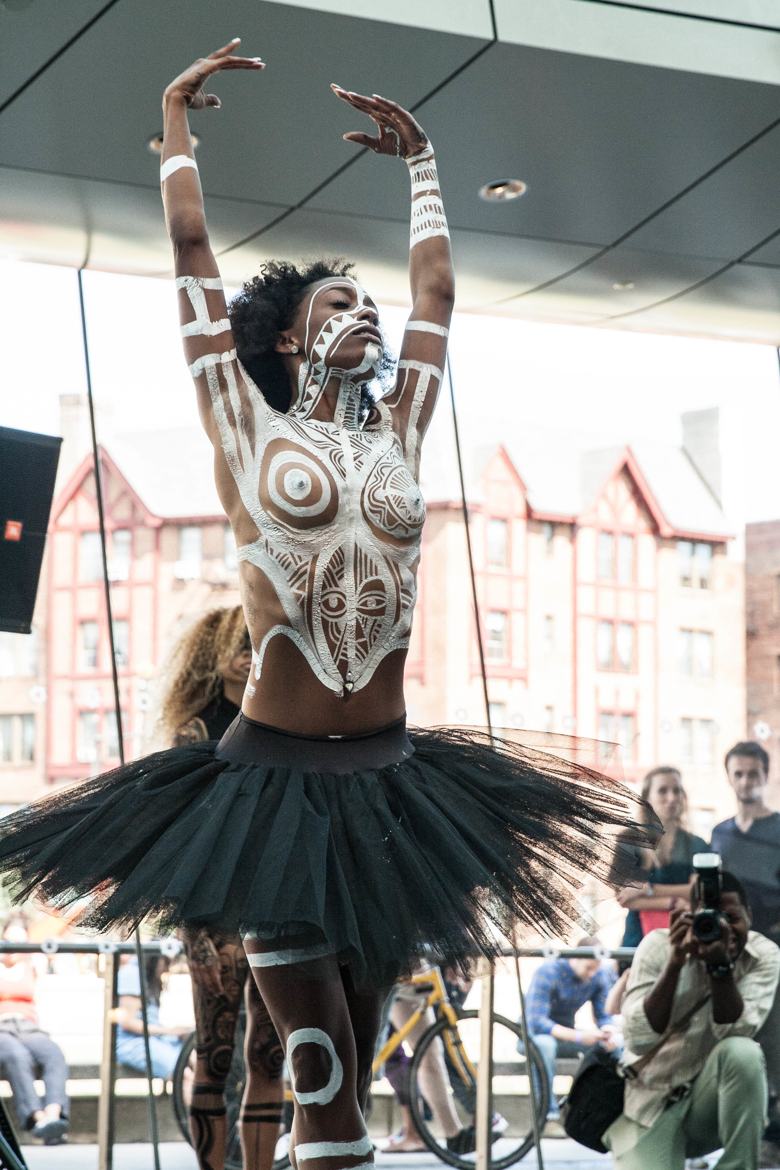  @skiinnyminnieproject performing at Brooklyn Museum #SacredArtOftheOri by @laolnyc .