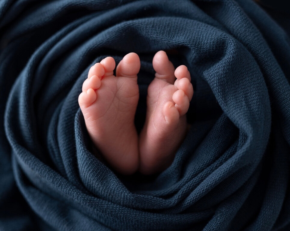 💙 Hello Wednesday 💙​​​​​​​​​
After some technical difficulties at the start of this week I am finally excited to sit down with some newborn editing and I couldn't wait to share these tiny toes with you.  I hope you're all having a great day too!

.